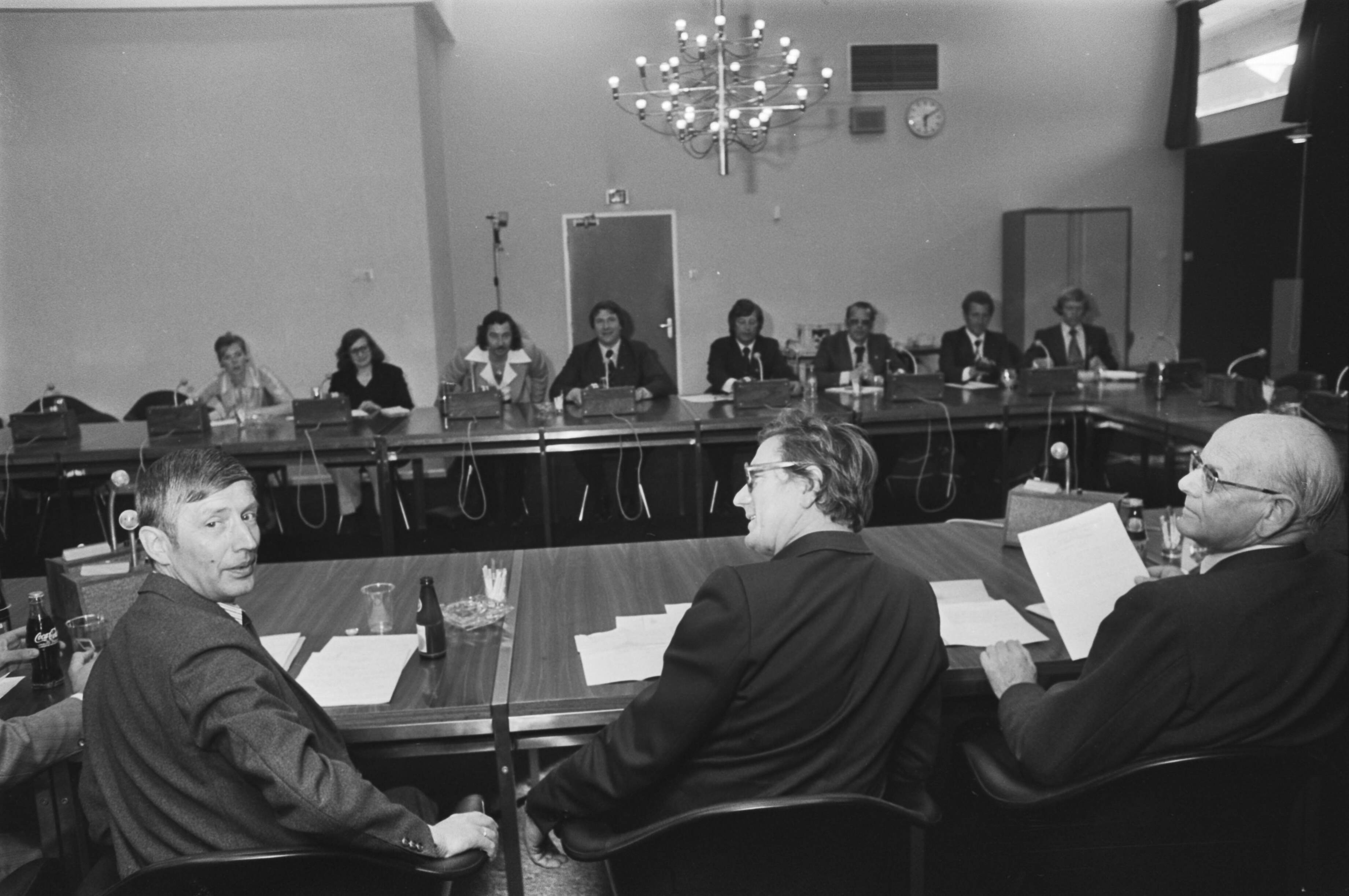 Fotocollectie Anefo — Delegatie taxichauffeurs praten met Minister van Agt , Westerterp en de Gaay Fortman in Den Haag — Foto: Verhoeff, Bert / Anefo. Licentie: Set B: Rechtenvrij / Publiek Domein. Bron: Nationaal Archief. http://hdl.handle.net/10648/ac8302de-d0b4-102d-bcf8-003048976d84