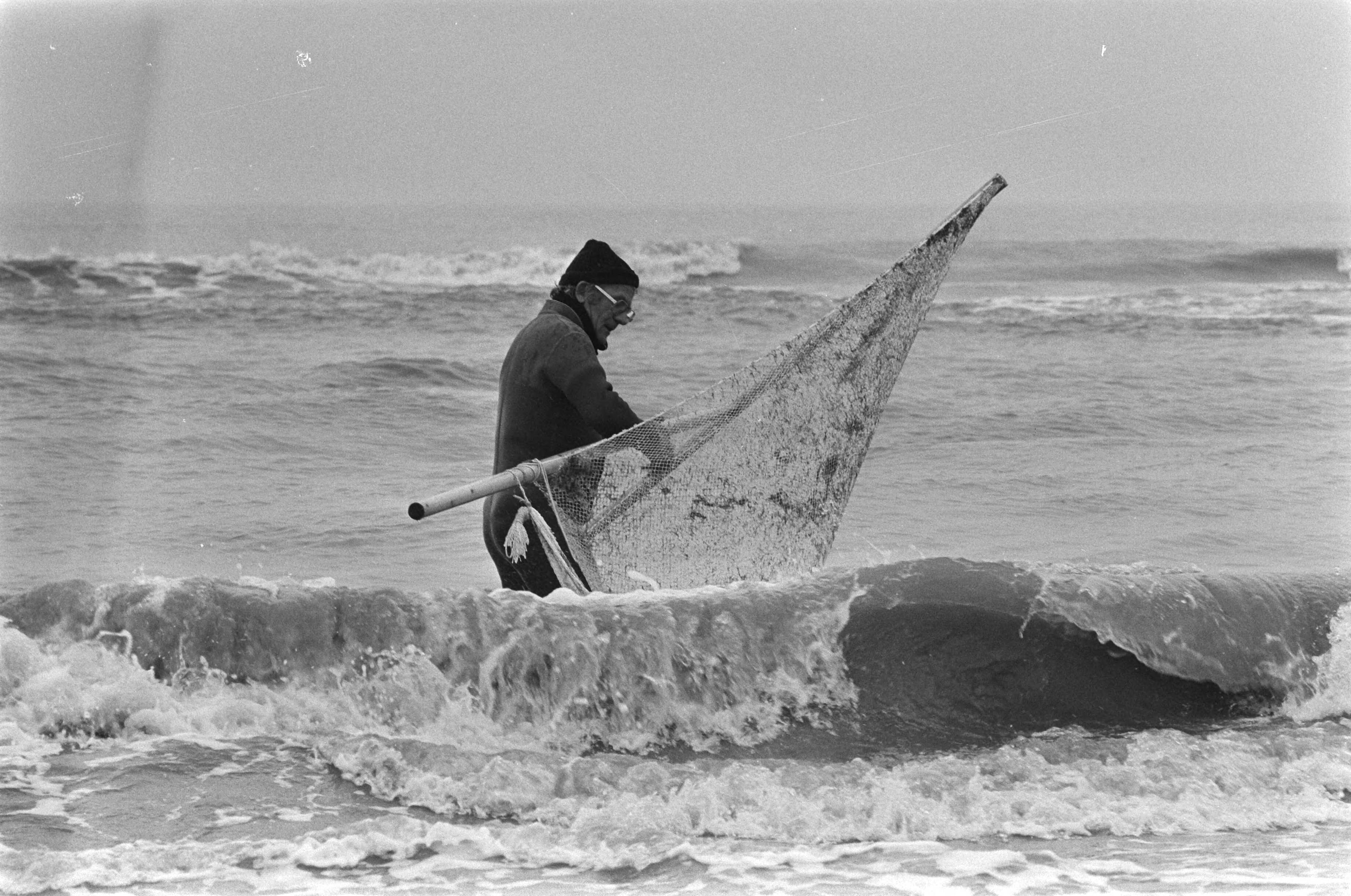 Fotocollectie Anefo — Garnalenvisser in zee bij Zandvoort — Foto: Croes, Rob C. / Anefo. Licentie: Set B: Rechtenvrij / Publiek Domein. Bron: Nationaal Archief. http://hdl.handle.net/10648/ad0c82ca-d0b4-102d-bcf8-003048976d84