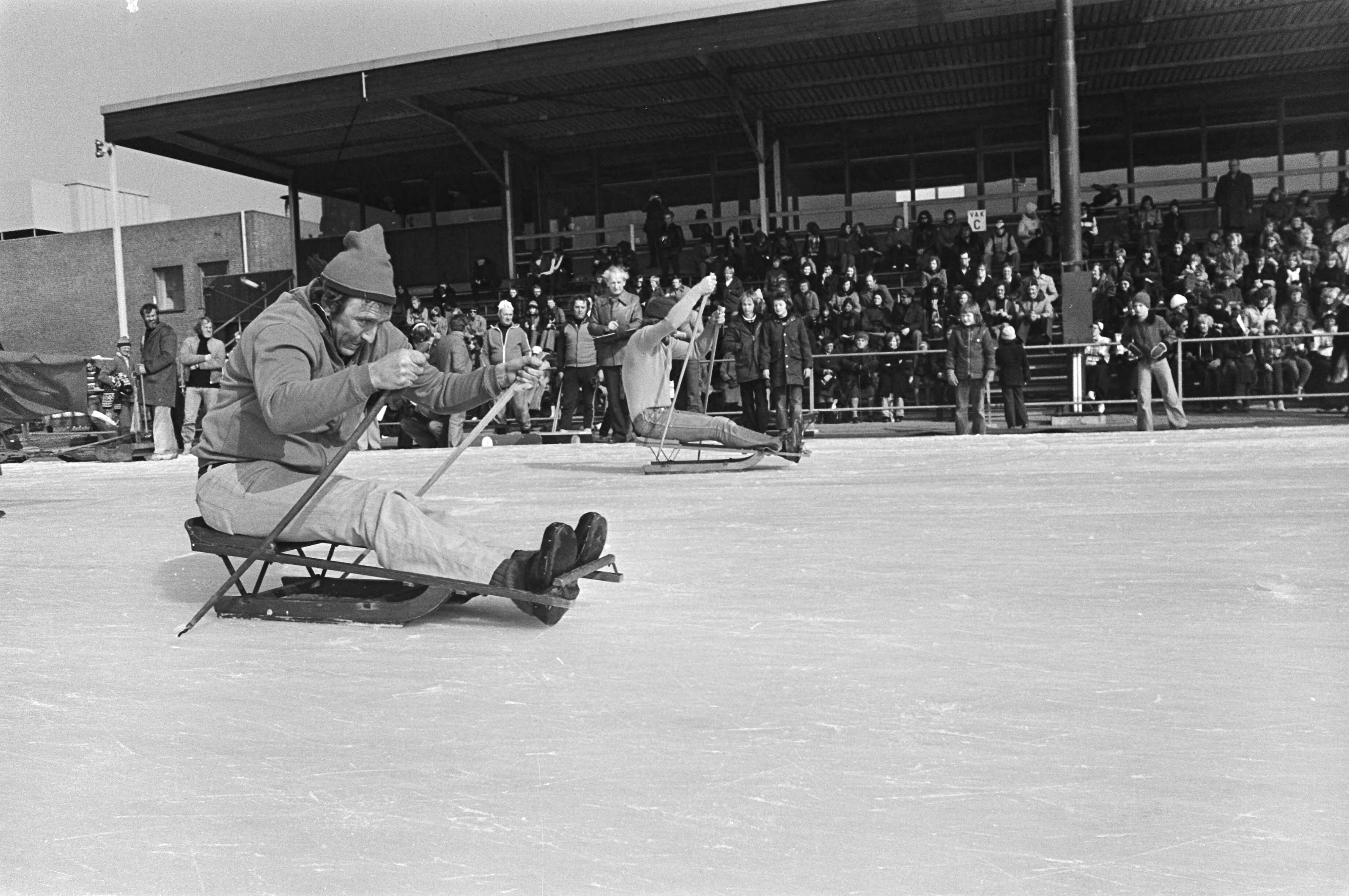 Fotocollectie Anefo — Oud-hollandse ijsfolklore op kunstijsbaan Alkmaar; kampioenschappen priksleeen — Foto: Bogaerts, Rob / Anefo. Licentie: Set B: Rechtenvrij / Publiek Domein. Bron: Nationaal Archief. http://hdl.handle.net/10648/ac7e9e7e-d0b4-102d-bcf8-003048976d84