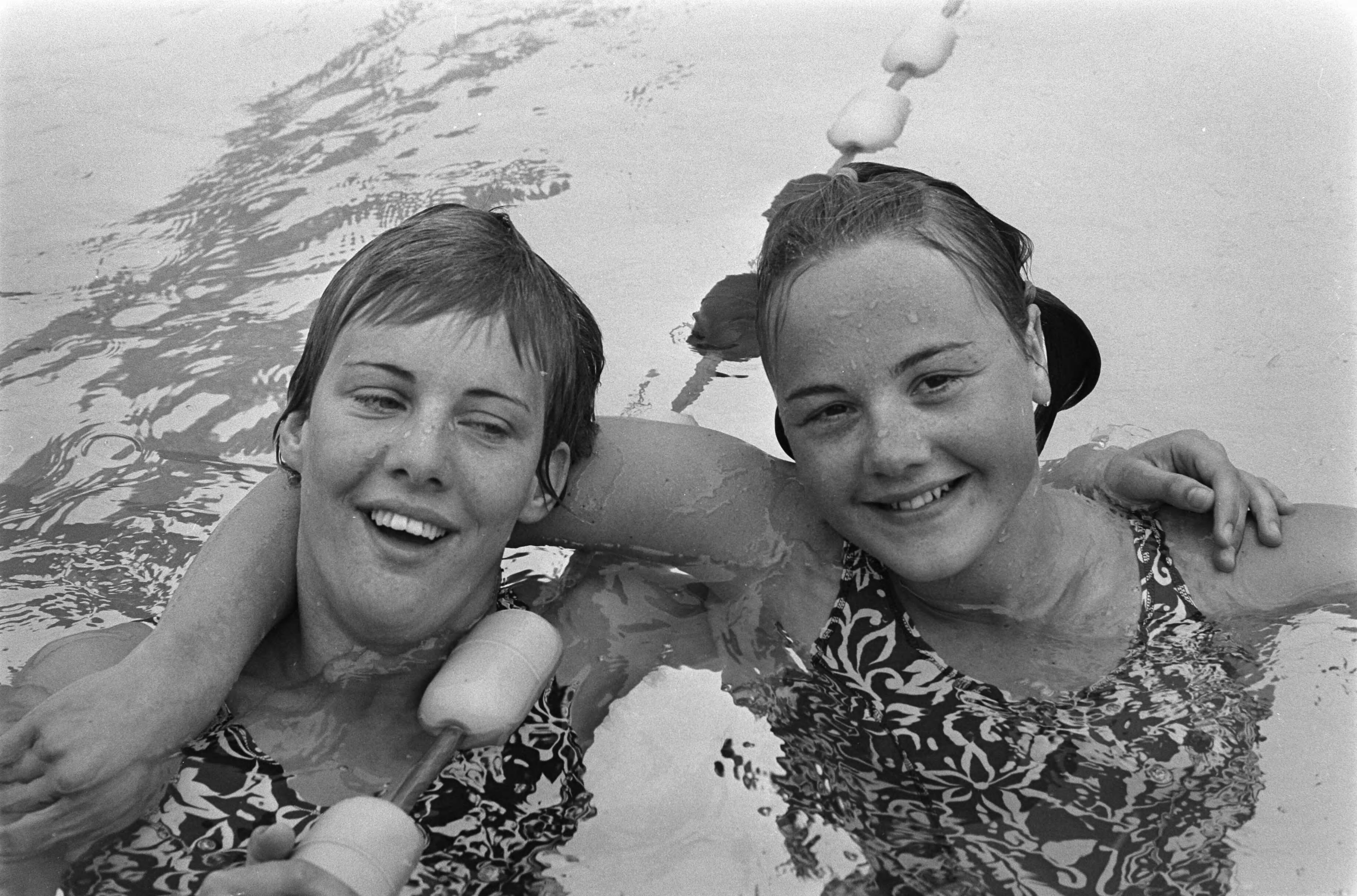 Fotocollectie Anefo — Nationale zwemkampioenschappen zwemmen, Leeuwarden; links Gerda Lassooy en rechts Henny Penterman , — Foto: Verhoeff, Bert / Anefo. Licentie: Set B: Rechtenvrij / Publiek Domein. Bron: Nationaal Archief. http://hdl.handle.net/10648/ab9d513a-d0b4-102d-bcf8-003048976d84