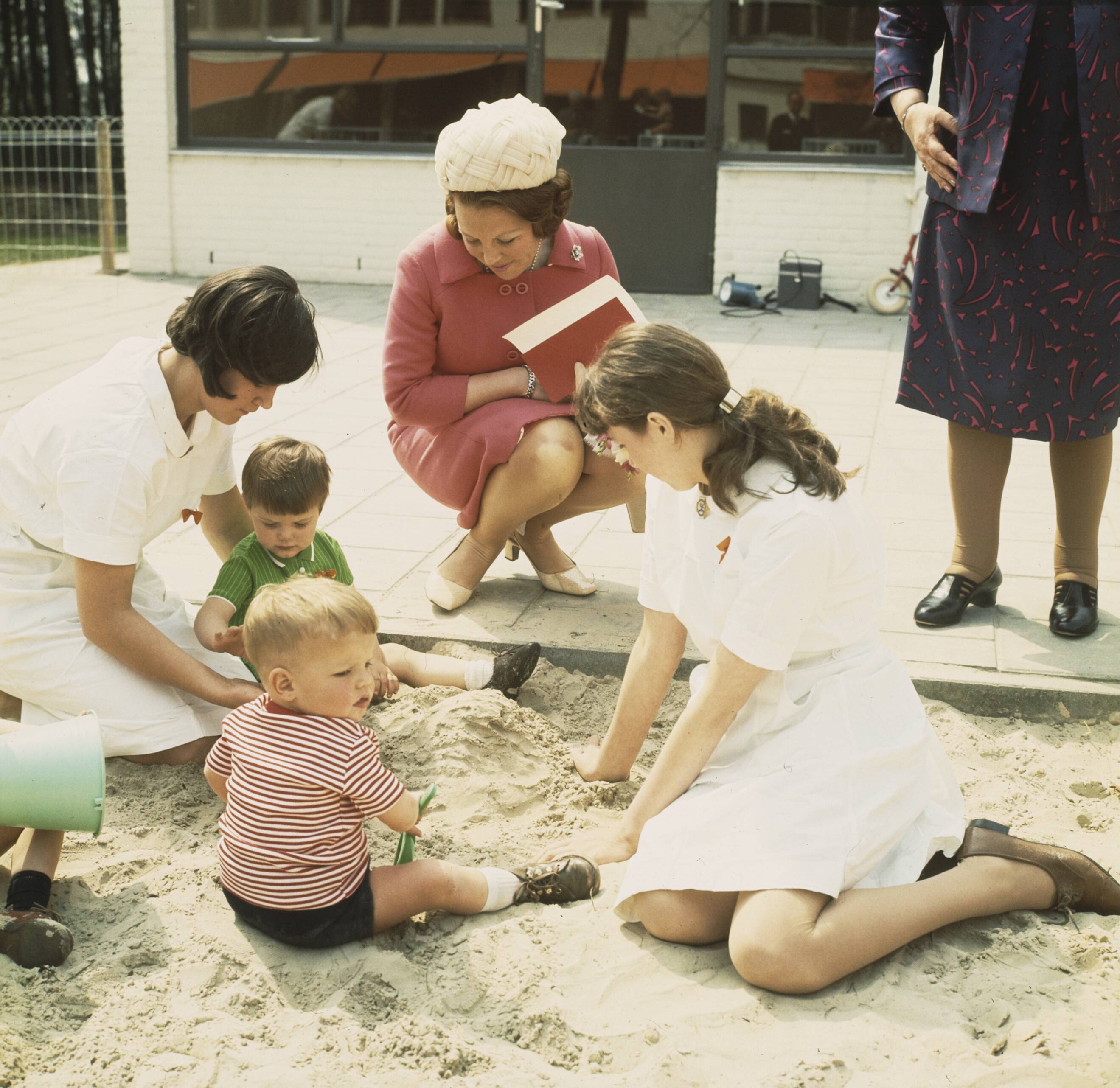 Fotocollectie Anefo — Hare Koninklijke Hoogheid Prinses Beatrix bij de Krabbenbossen in Rijsbergen — Foto: Koch, Eric / Anefo. Licentie: Set B: Rechtenvrij / Publiek Domein. Bron: Nationaal Archief. http://hdl.handle.net/10648/ad9020b2-d0b4-102d-bcf8-003048976d84