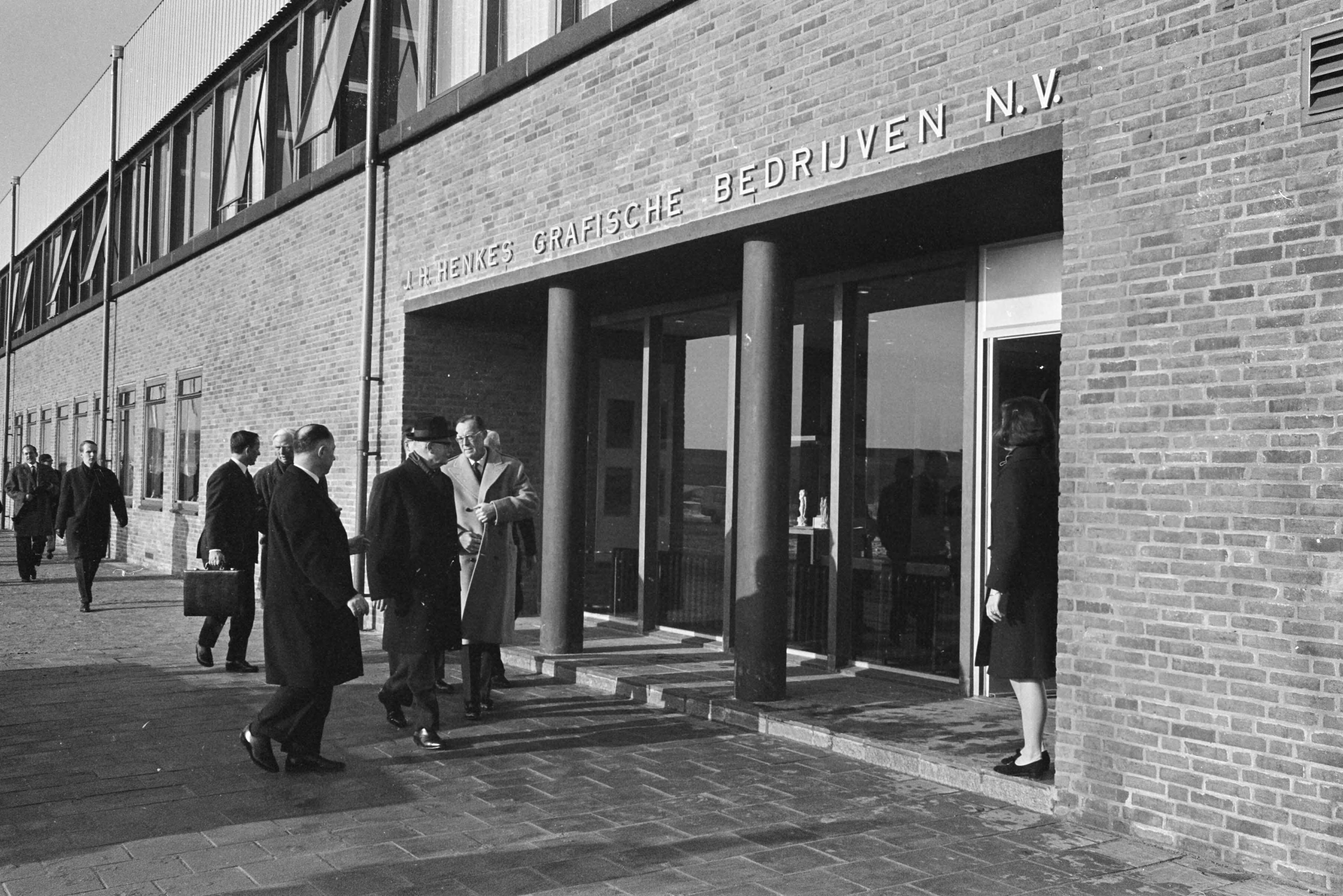 Fotocollectie Anefo — Prins Bernhard opende grafische fabriek te Haarlem — Foto: Kroon, Ron / Anefo. Licentie: Set B: Rechtenvrij / Publiek Domein. Bron: Nationaal Archief. http://hdl.handle.net/10648/ab0b0050-d0b4-102d-bcf8-003048976d84