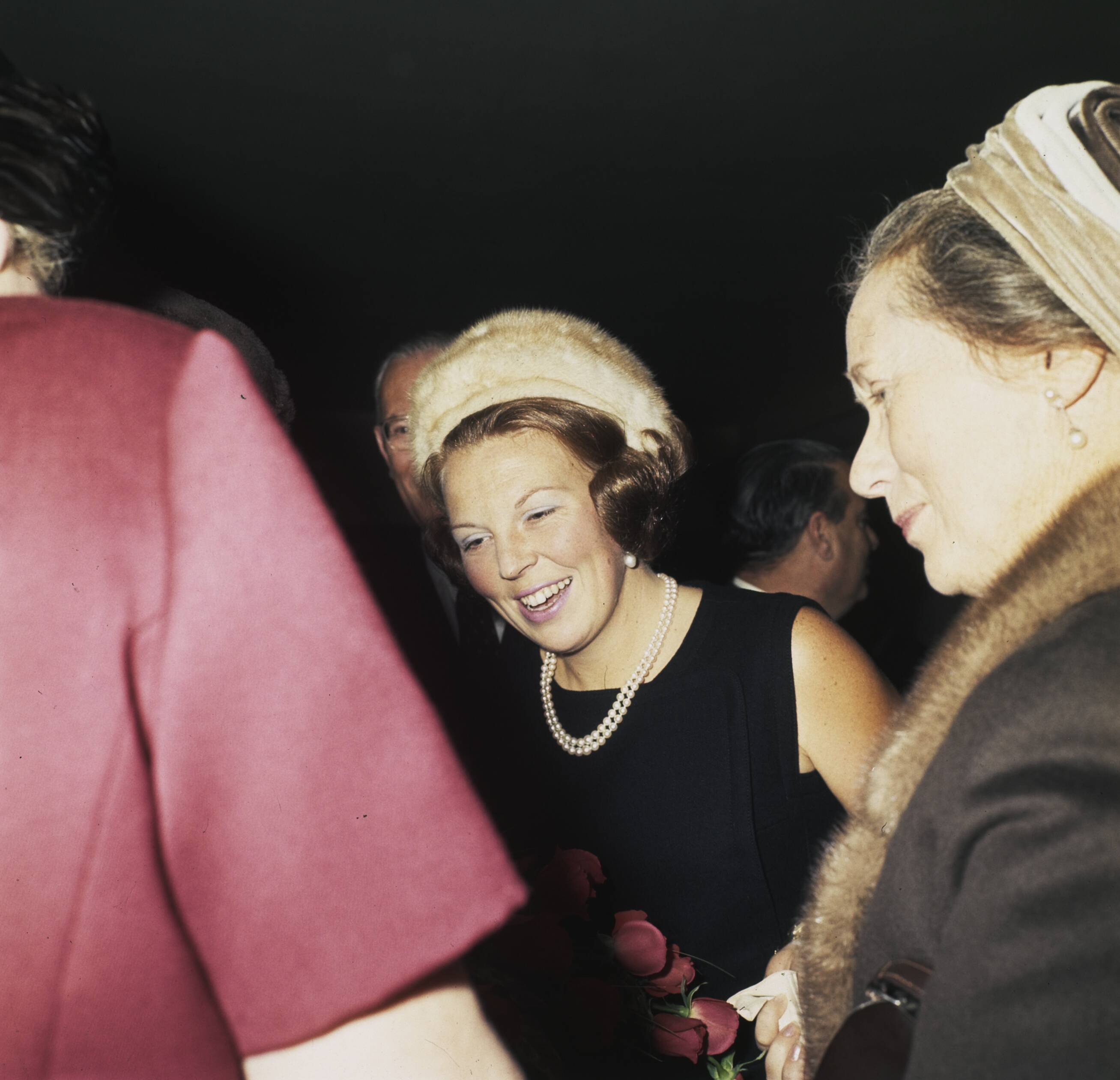 Fotocollectie Anefo — Vergadering van het Genootschap van Burgemeesters te Utrecht, bijgewoond door HM en HKH Prinses Beatrix ; Beatrix — Foto: Koot, Max / Anefo. Licentie: Set B: Rechtenvrij / Publiek Domein. Bron: Nationaal Archief. http://hdl.handle.net/10648/ad8f5f24-d0b4-102d-bcf8-003048976d84