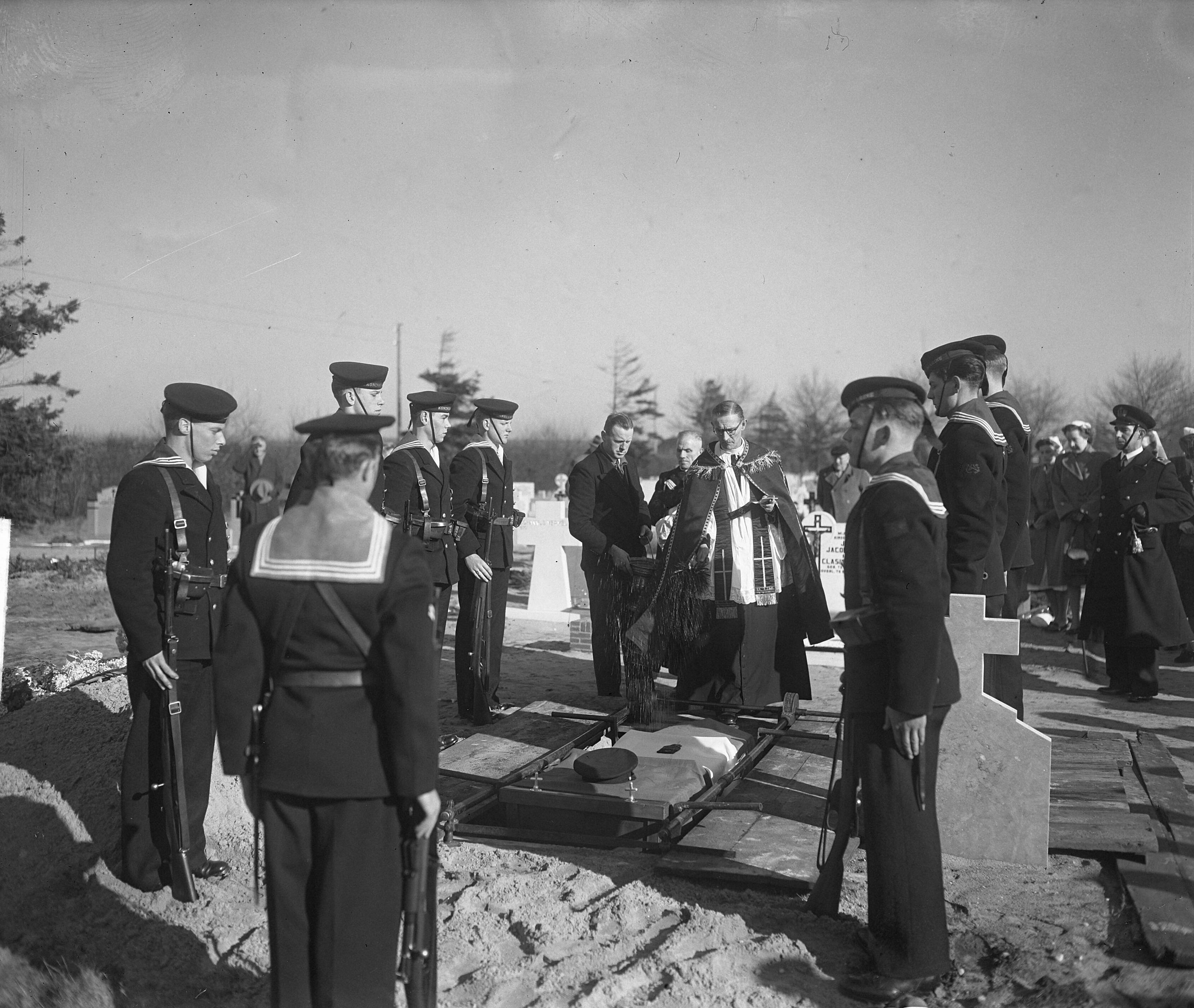 Begrafenis van militair A.G. Matman in Hilversum — Begrafenis Marvo te Hilversum, militair A. G. Matman — Foto: Winterbergen, Rolf / Anefo. Licentie: Set B: Rechtenvrij / Publiek Domein. Bron: Nationaal Archief. http://hdl.handle.net/10648/a8d4bcf4-d0b4-102d-bcf8-003048976d84