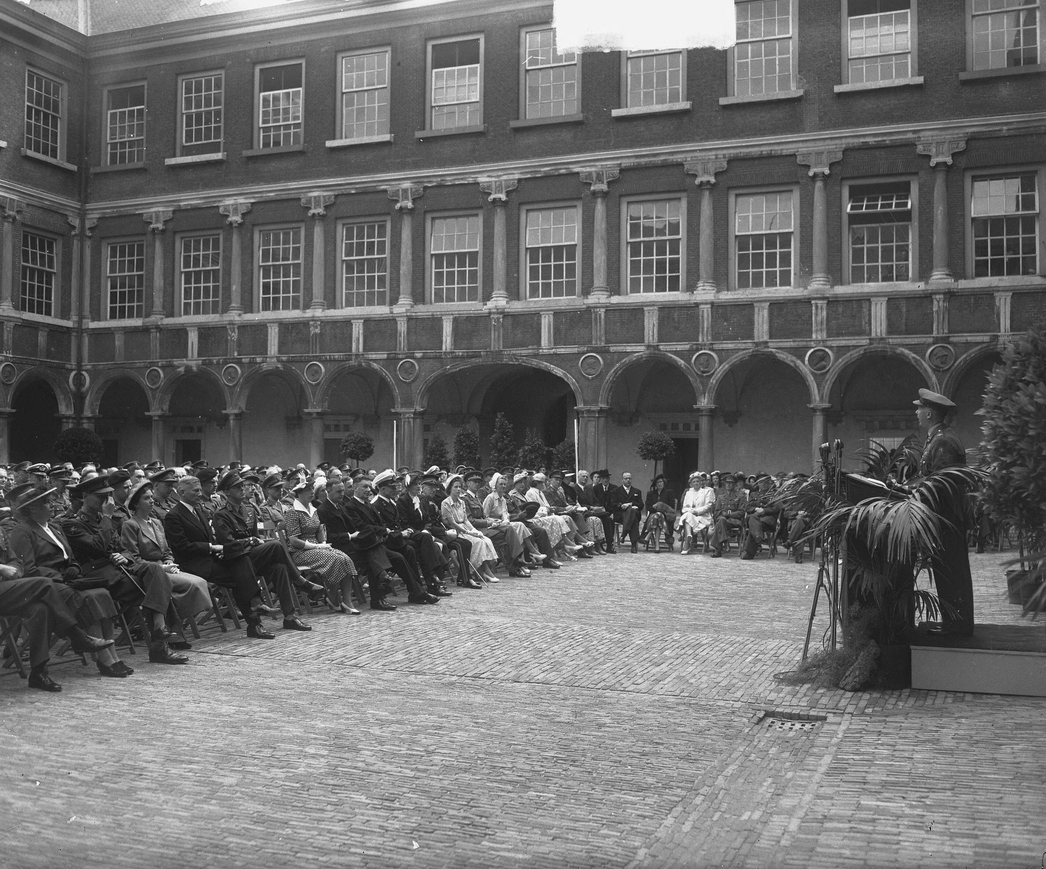 Fotocollectie Anefo — Heropening KMA te Breda in aanwezigheid van prins Bernhard. Toespraak van gouverneur klolonel K.D. Puffius — Foto: Merk, Ben / Anefo. Licentie: Set B: Rechtenvrij / Publiek Domein. Bron: Nationaal Archief. http://hdl.handle.net/10648/a8caea12-d0b4-102d-bcf8-003048976d84