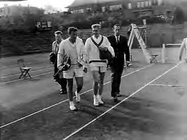 Fotocollectie Anefo — Tennis Nederland tegen Noorwegen op de METS-banen te Scheveningen. Links Hans van Dalsum, rechts Gunar Sjoewall — Foto: Noske, J.D. / Anefo. Licentie: Set B: Rechtenvrij / Publiek Domein. Bron: Nationaal Archief. http://hdl.handle.net/10648/a95dc2d8-d0b4-102d-bcf8-003048976d84