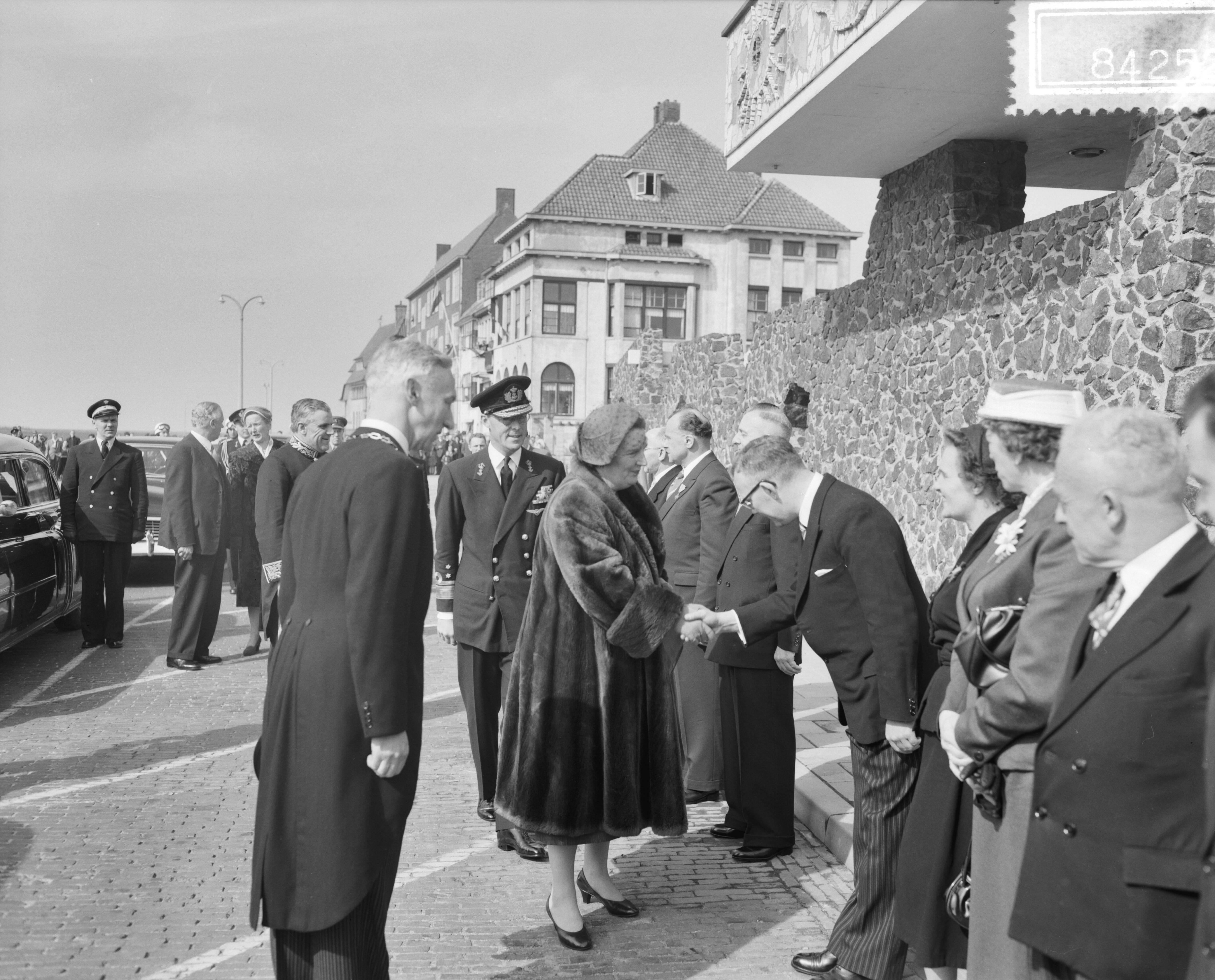 Fotocollectie Anefo — De Ruyterherdenking in Vlissingen — Foto: Behrens, Herbert F. / Anefo. Licentie: Set B: Rechtenvrij / Publiek Domein. Bron: Nationaal Archief. http://hdl.handle.net/10648/a95ac29a-d0b4-102d-bcf8-003048976d84