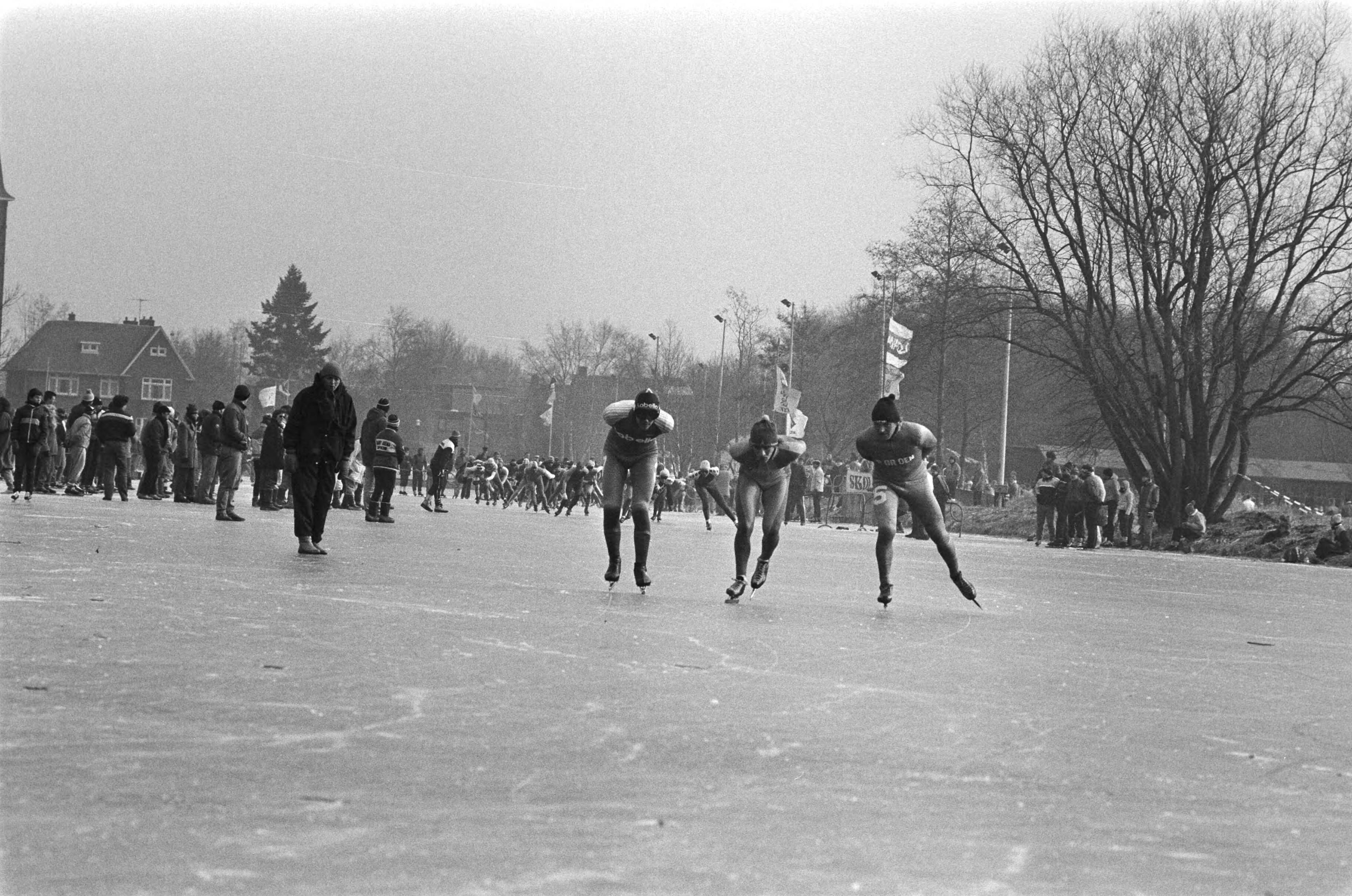 Schaatsdriedaagse van Ankeveen — Schaatsers onderweg — Foto: Bogaerts, Rob / Anefo. Licentie: Set B: Rechtenvrij / Publiek Domein. Bron: Nationaal Archief. http://hdl.handle.net/10648/ad4fe632-d0b4-102d-bcf8-003048976d84