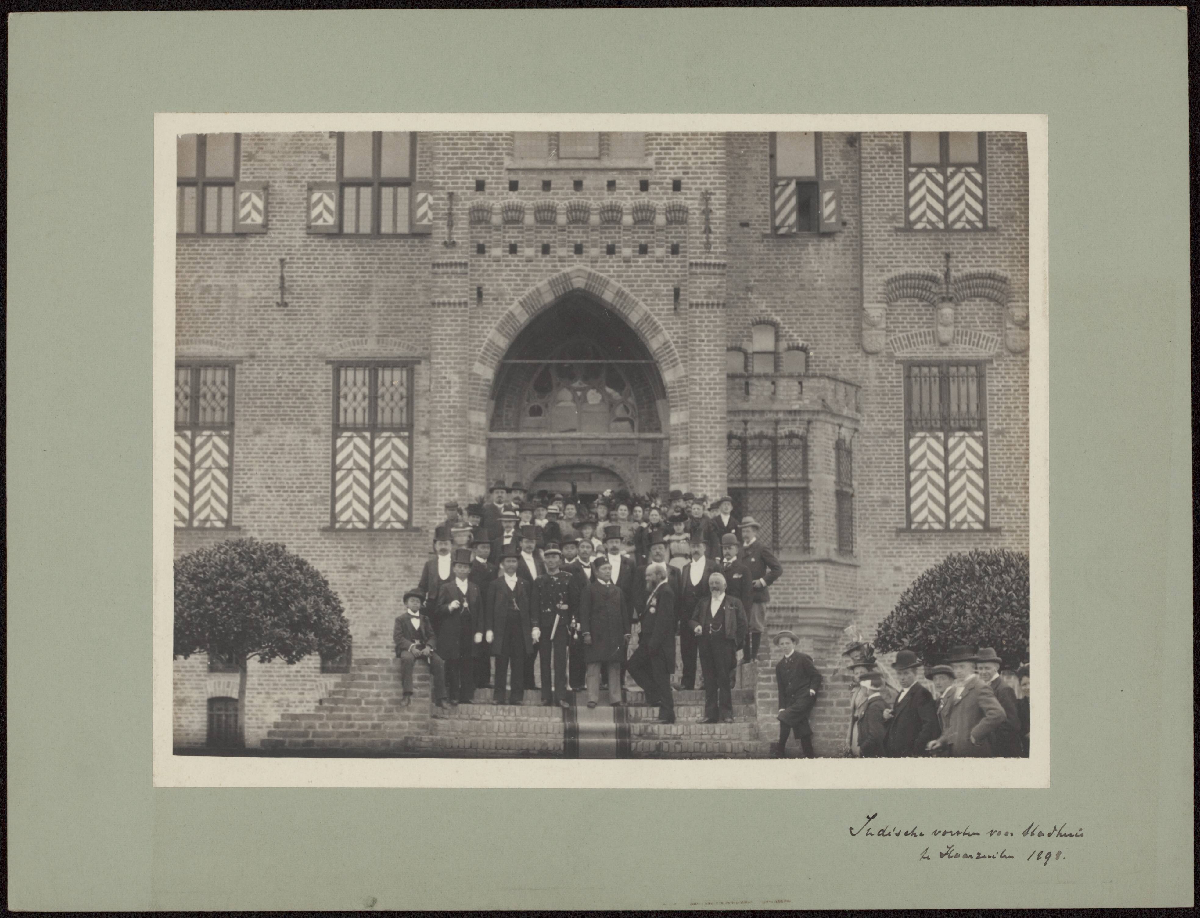 Deli Maatschappij: Officiële bezoeken, jubilea, inheemse vorsten — Indische vorsten op het bordes van Kasteel de Haar in Haarzuilens. In het midden naast de Sultan van Siak de architect van het kasteel P.J.H. Cuypers — Foto: Onbekend / Publiek Domein of Rechtenvrij. Licentie: Set B: Rechtenvrij / Publiek Domein. Bron: Nationaal Archief. http://hdl.handle.net/10648/e05060f4-40e8-11e0-8336-03c8b51fe023