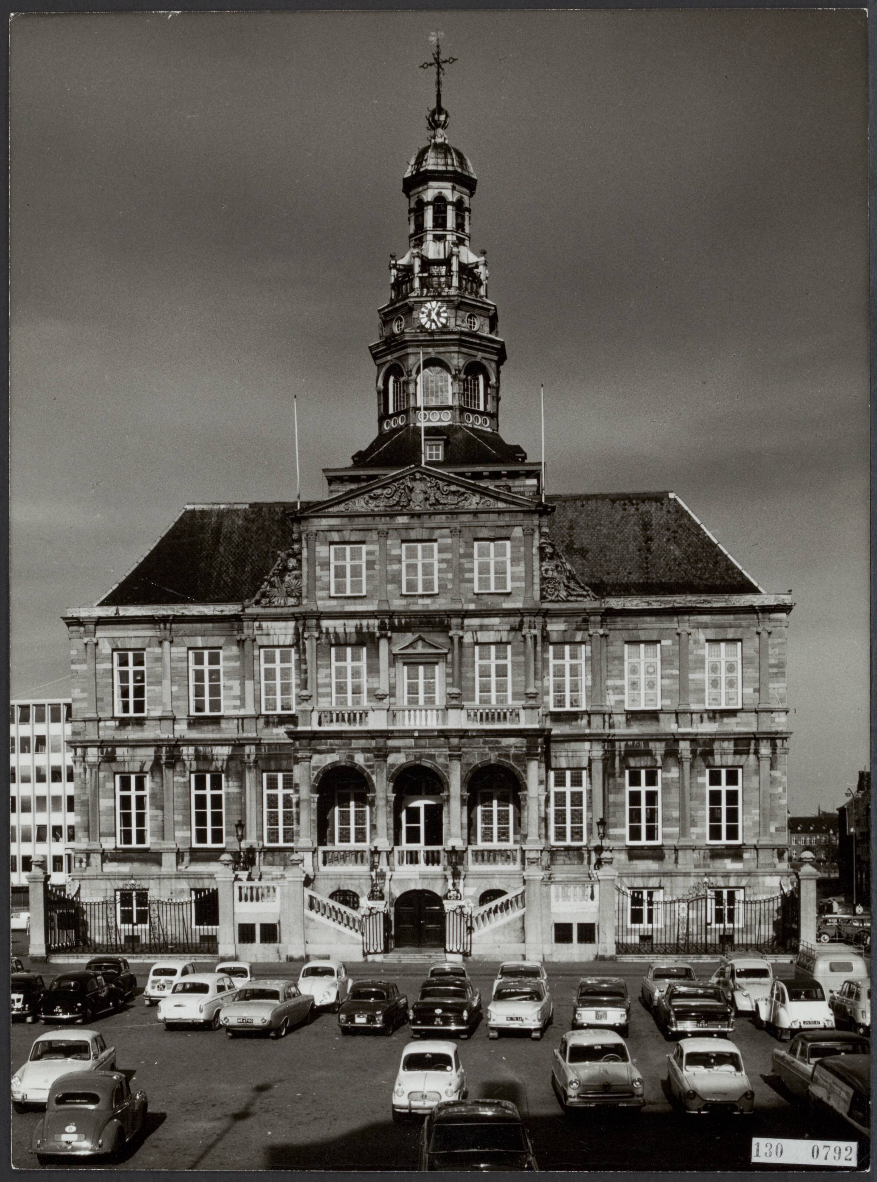 Fotocollectie Rijksvoorlichtingsdienst Eigen — Maastricht. Stadhuis — Foto: Lahaye, Frans. Licentie: Set B: Rechtenvrij / Publiek Domein. Bron: Nationaal Archief. http://hdl.handle.net/10648/af4bff98-d0b4-102d-bcf8-003048976d84