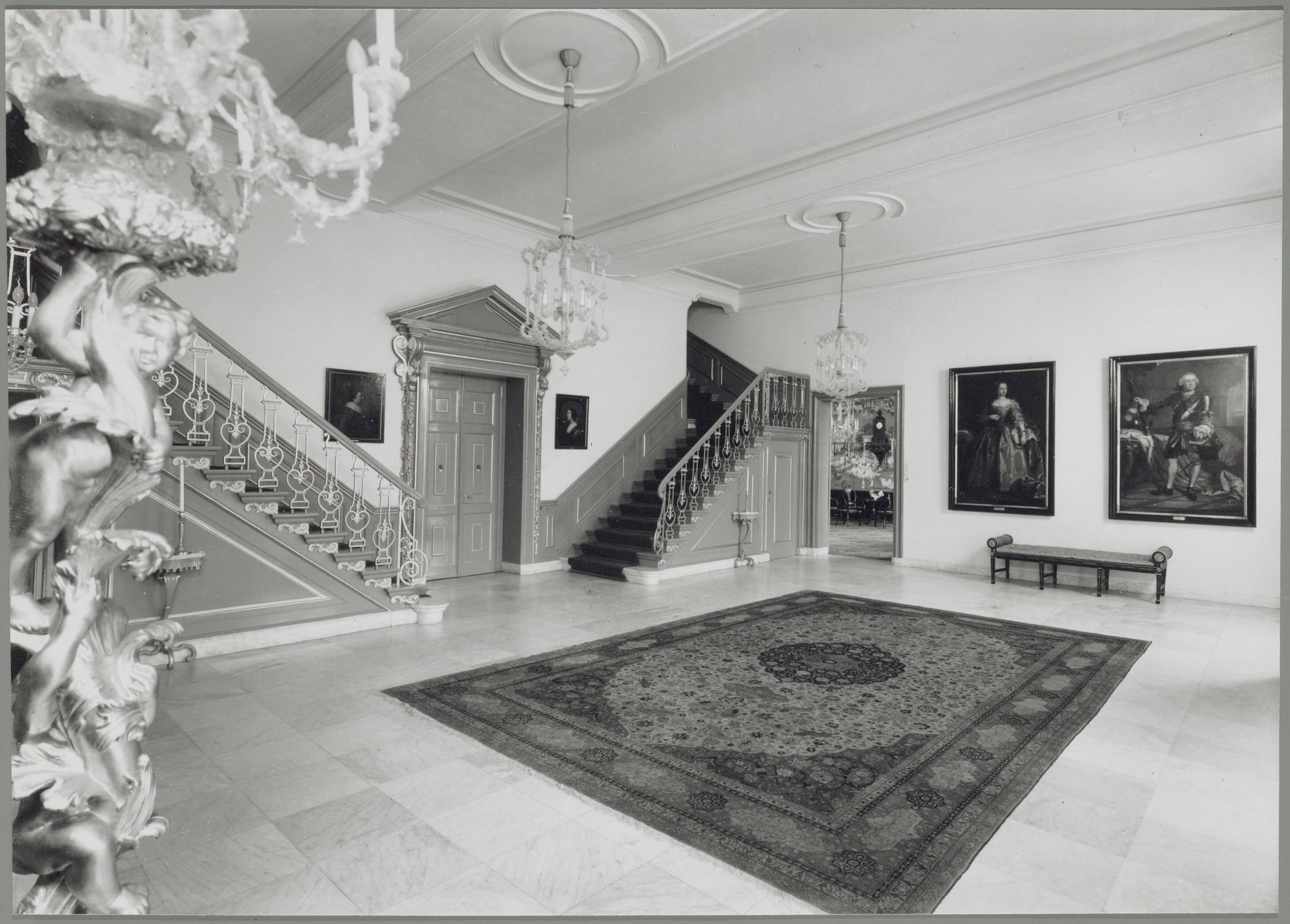 Paleis Huis ten Bosch te Den Haag — Vestibule met deuren van de Oranjezaal. — Foto: Hofmeester, Bart / RVD. Licentie: Set B: Rechtenvrij / Publiek Domein. Bron: Nationaal Archief. http://hdl.handle.net/10648/afa90ec2-d0b4-102d-bcf8-003048976d84