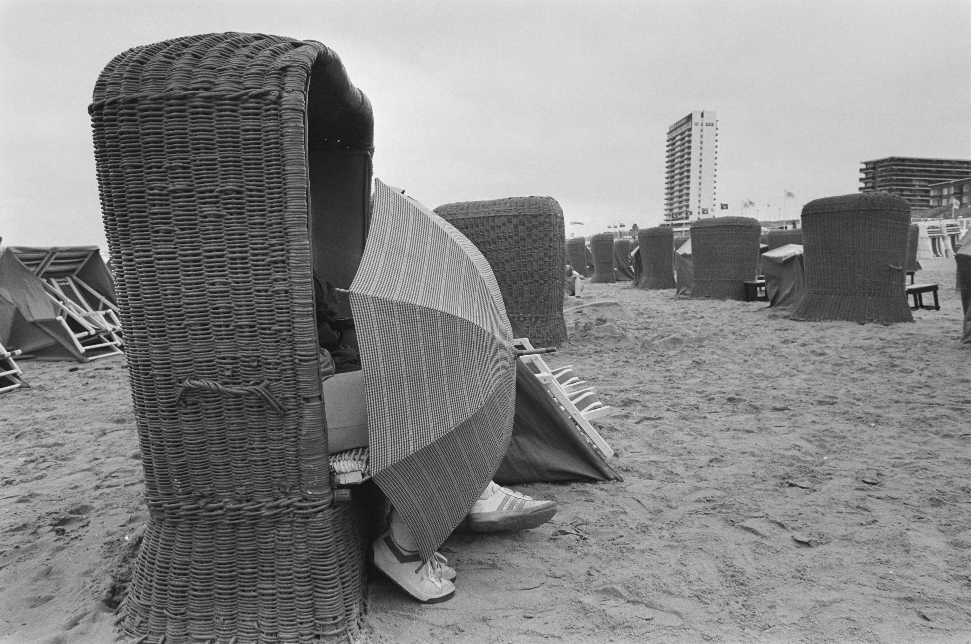 Fotocollectie Anefo — Slecht zomerweer, strand in Zandvoort — Foto: Croes, Rob C. / Anefo. Licentie: Set B: Rechtenvrij / Publiek Domein. Bron: Nationaal Archief. http://hdl.handle.net/10648/ad62ca9a-d0b4-102d-bcf8-003048976d84