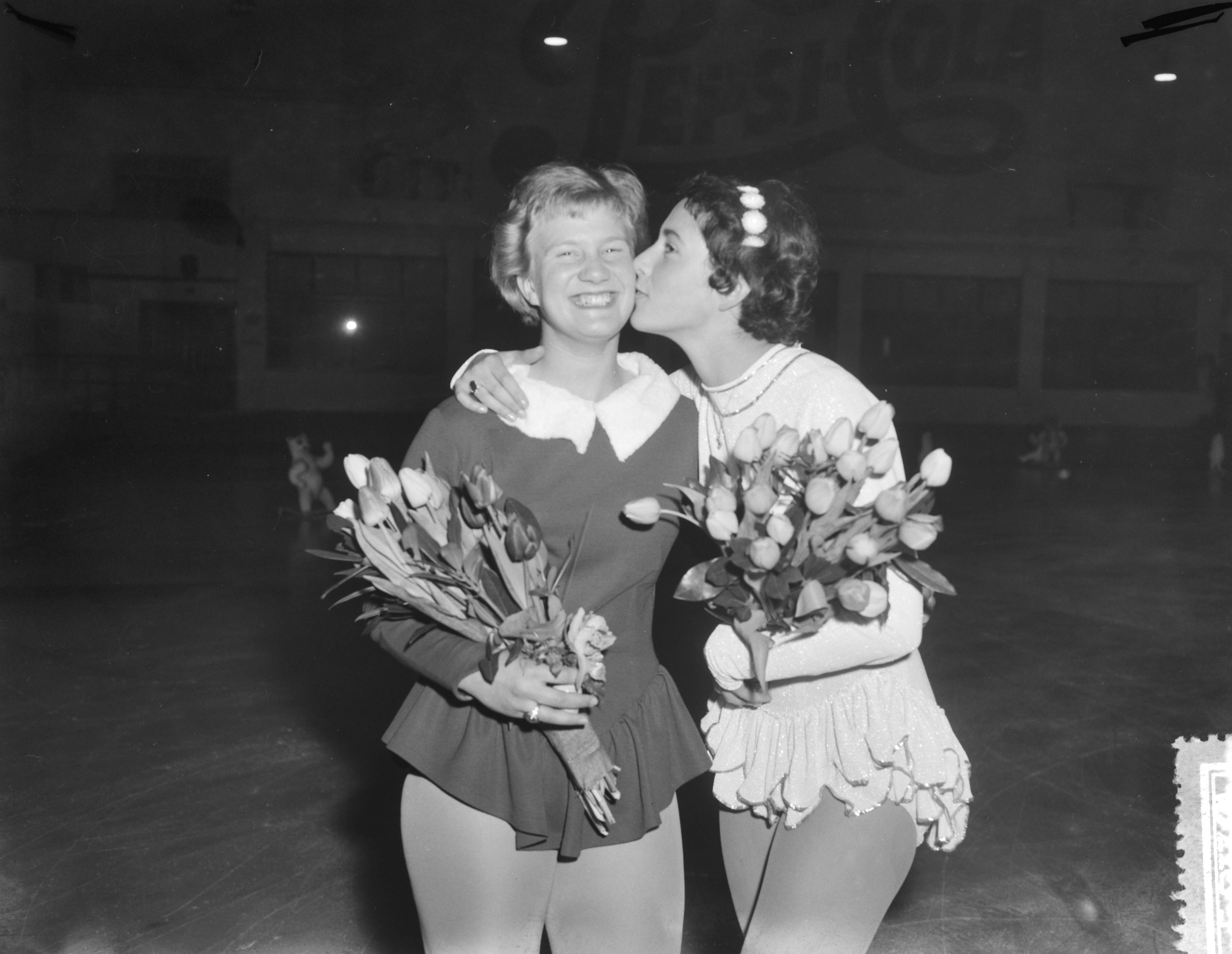 Fotocollectie Anefo — Nationale kampioenschappen kunstrijden op de schaats op de Hokij te Den Haag, Sjoukje Dijkstra wordt gefeliciteerd door Joan Haanappel (rechts) — Foto: Rossem, Wim van / Anefo. Licentie: Set B: Rechtenvrij / Publiek Domein. Bron: Nationaal Archief. http://hdl.handle.net/10648/a98fb0f4-d0b4-102d-bcf8-003048976d84