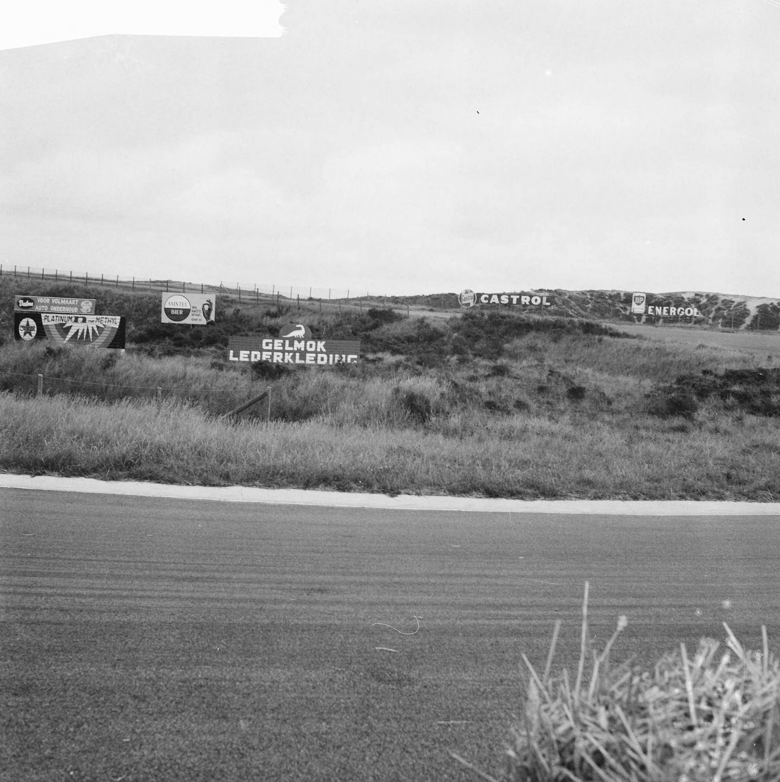 Fotocollectie Anefo — Presentatie van de nieuwe DAF 750 personenauto voor de Nederlandse pers op het circuit van Zandvoort — Foto: Nijs, Jac. de / Anefo. Licentie: Set B: Rechtenvrij / Publiek Domein. Bron: Nationaal Archief. http://hdl.handle.net/10648/a9e1a4e0-d0b4-102d-bcf8-003048976d84