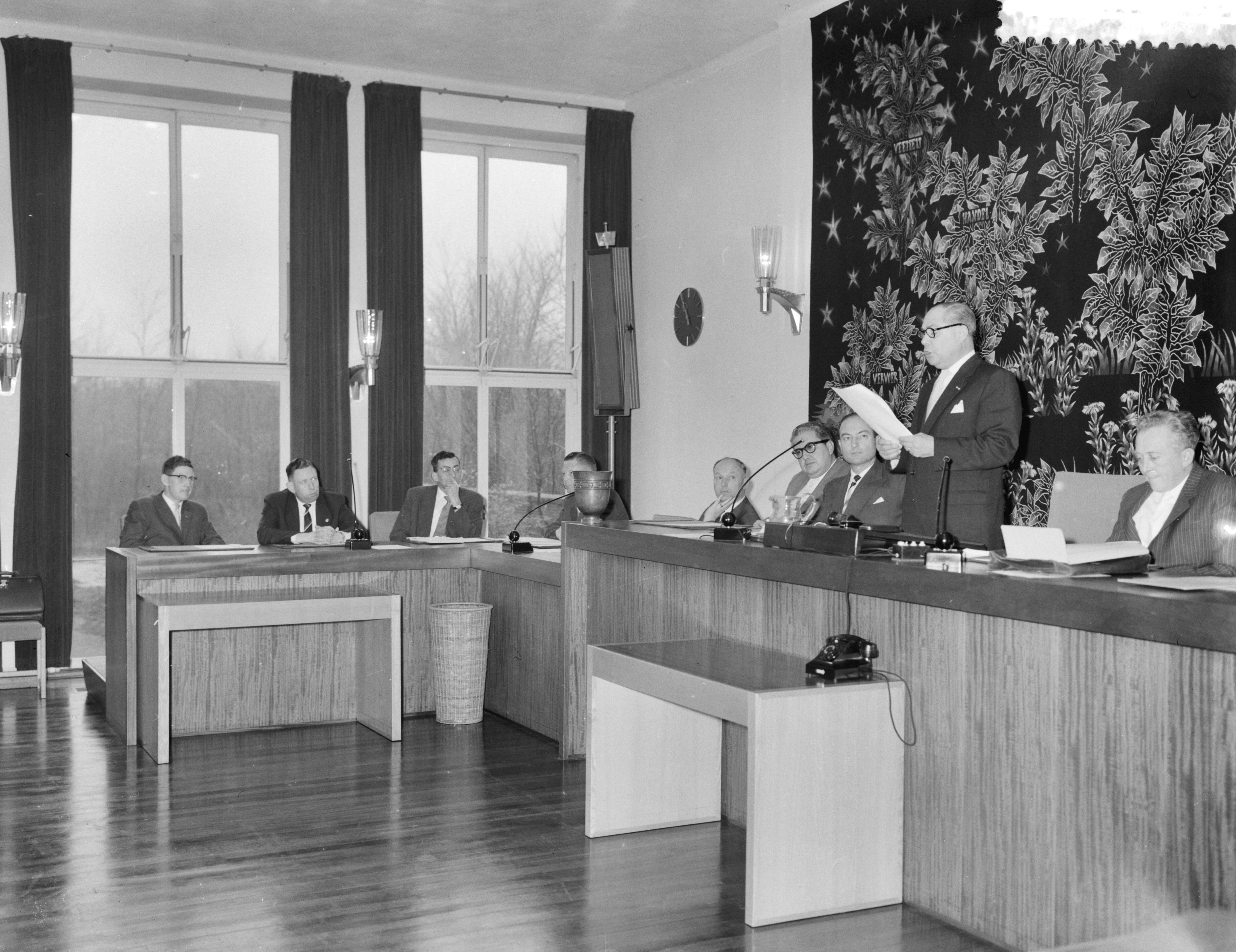 Fotocollectie Anefo — Openbare vergadering voor Detailhandel in alcoholhoudende dranken in het SER gebouw te Den Haag — Foto: Rossem, Wim van / Anefo. Licentie: Set B: Rechtenvrij / Publiek Domein. Bron: Nationaal Archief. http://hdl.handle.net/10648/a9a4d61e-d0b4-102d-bcf8-003048976d84
