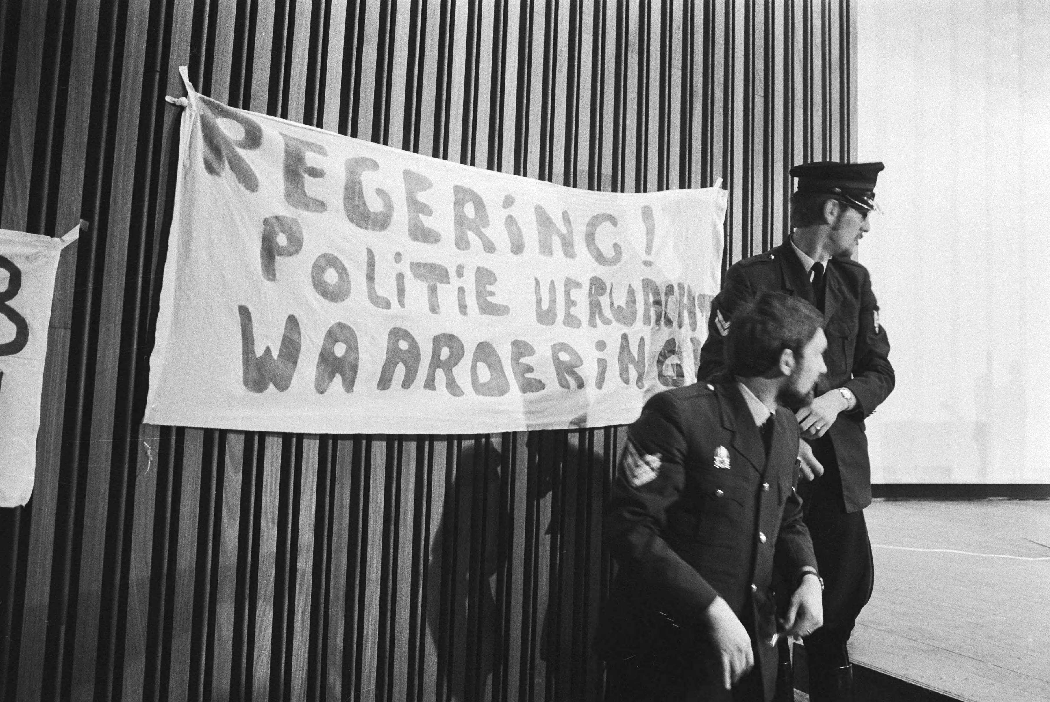 Fotocollectie Anefo — Protestvergadering van ongeveer tweeduizend politiemannen in Congresgebouw Den Haag — Foto: Verhoeff, Bert / Anefo. Licentie: Set B: Rechtenvrij / Publiek Domein. Bron: Nationaal Archief. http://hdl.handle.net/10648/abac5eb4-d0b4-102d-bcf8-003048976d84