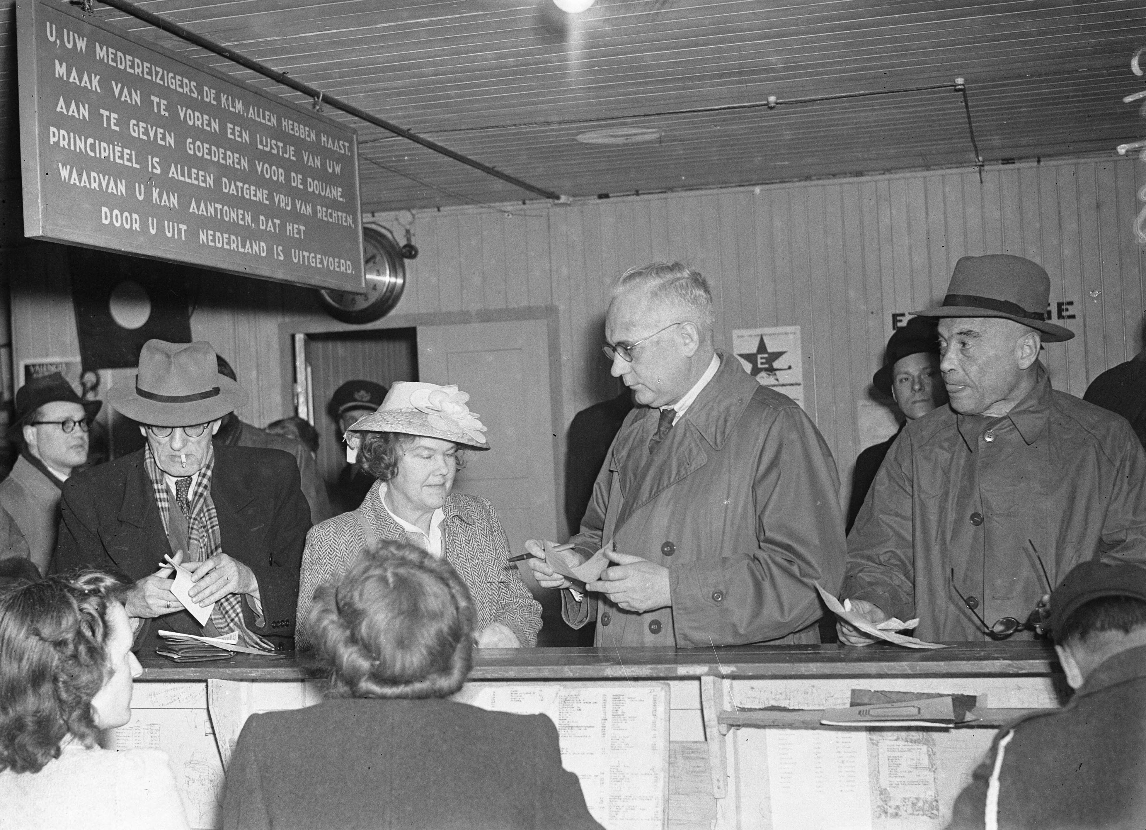 Fotocollectie Anefo — Feike De Boer ex-lid van de Commissie-Generaal, uit Indië terug op Schiphol — Foto: Sagers, Harry / Anefo. Licentie: Set B: Rechtenvrij / Publiek Domein. Bron: Nationaal Archief. http://hdl.handle.net/10648/a8a675ce-d0b4-102d-bcf8-003048976d84