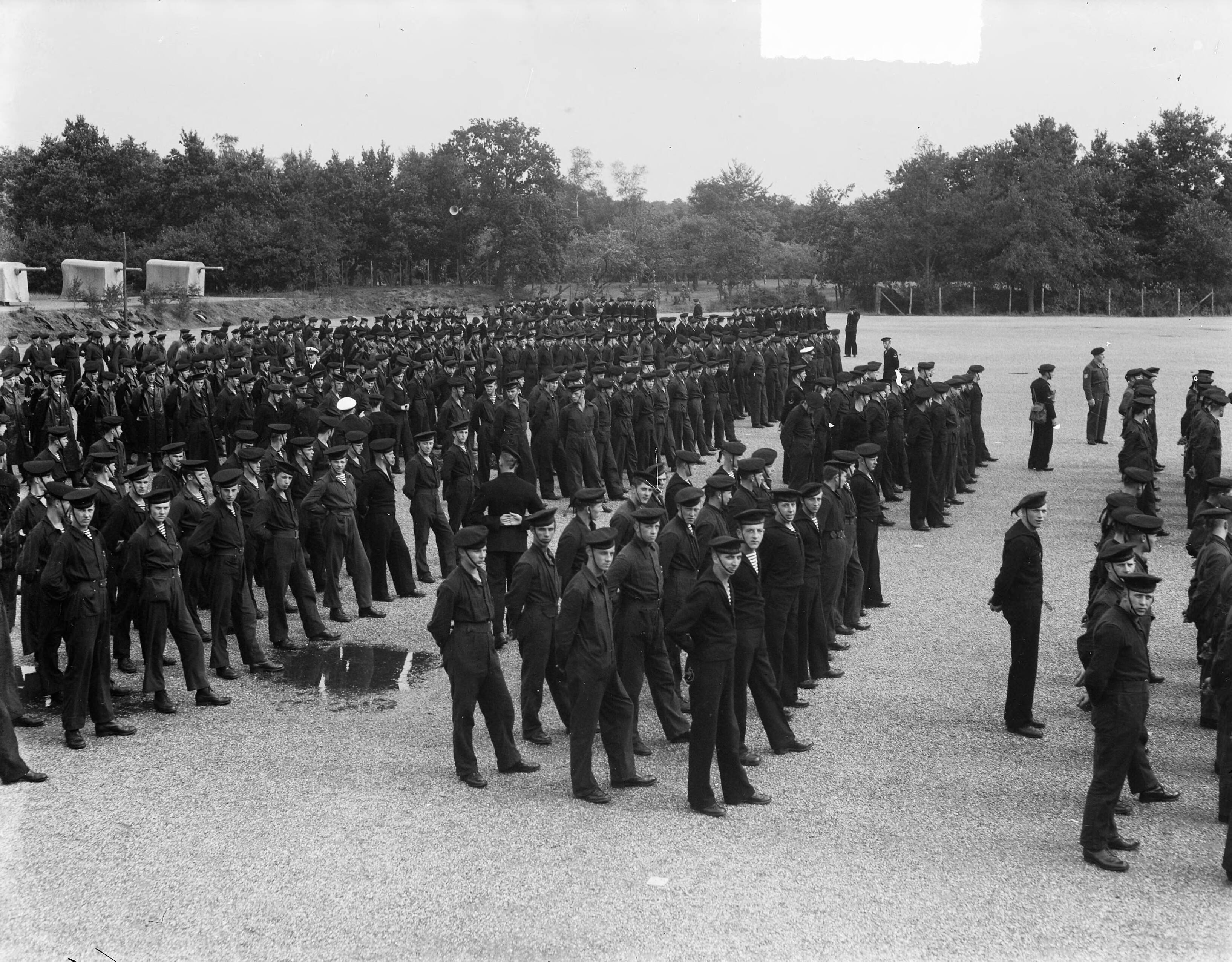 MOK Hilversum 1948 — MOK Hilversum. Matrozen africhten (grote groep) — Foto: Steenkamp, […] / Anefo. Licentie: Set B: Rechtenvrij / Publiek Domein. Bron: Nationaal Archief. http://hdl.handle.net/10648/a8bd91dc-d0b4-102d-bcf8-003048976d84