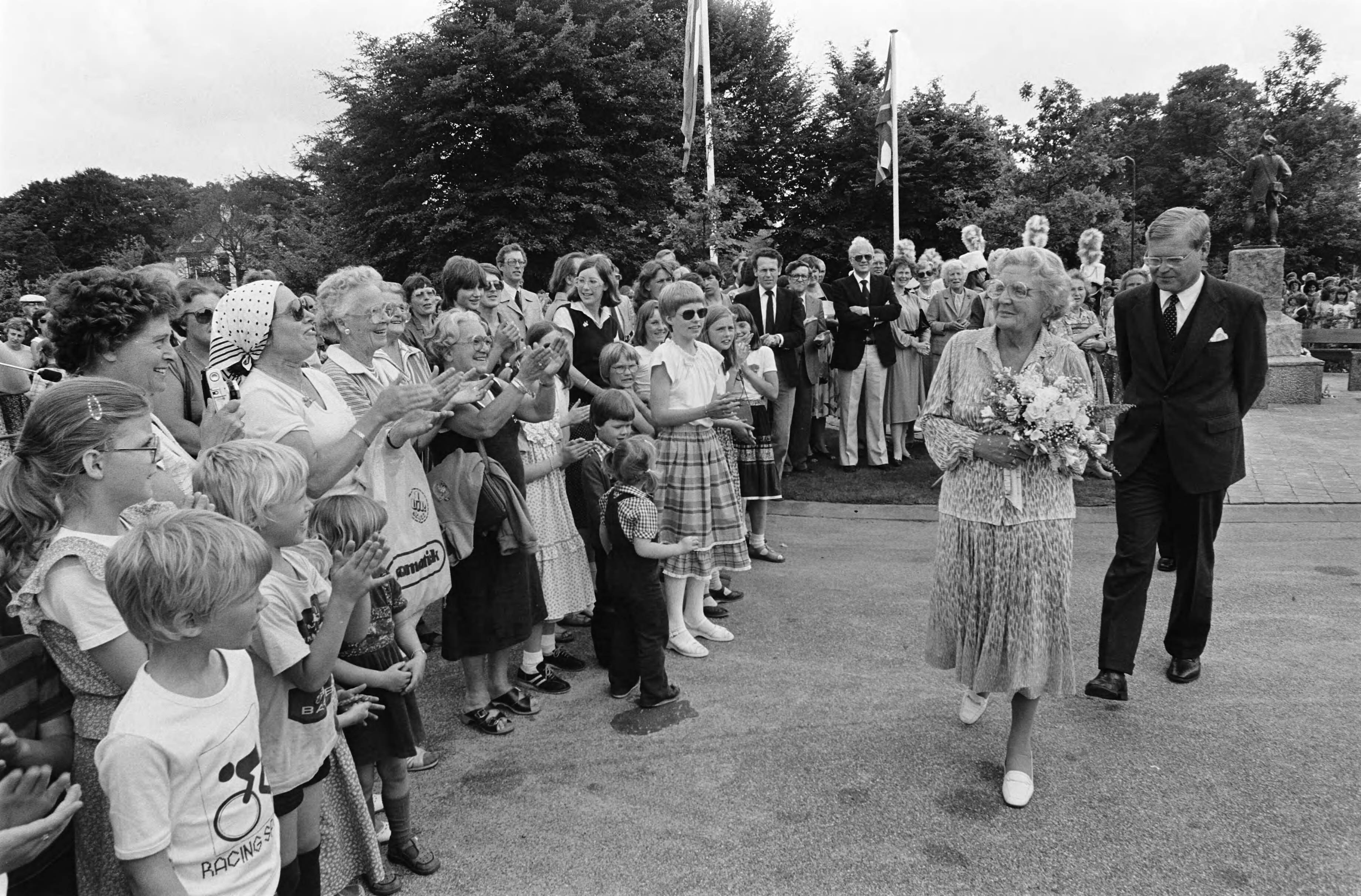 Fotocollectie Anefo — Prinses Juliana heeft een houten zitbank van de bevolking van Soest aangeboden gekregen; Prinses Juliana — Foto: Dijk, Hans van / Anefo. Licentie: Set B: Rechtenvrij / Publiek Domein. Bron: Nationaal Archief. http://hdl.handle.net/10648/acfcf940-d0b4-102d-bcf8-003048976d84