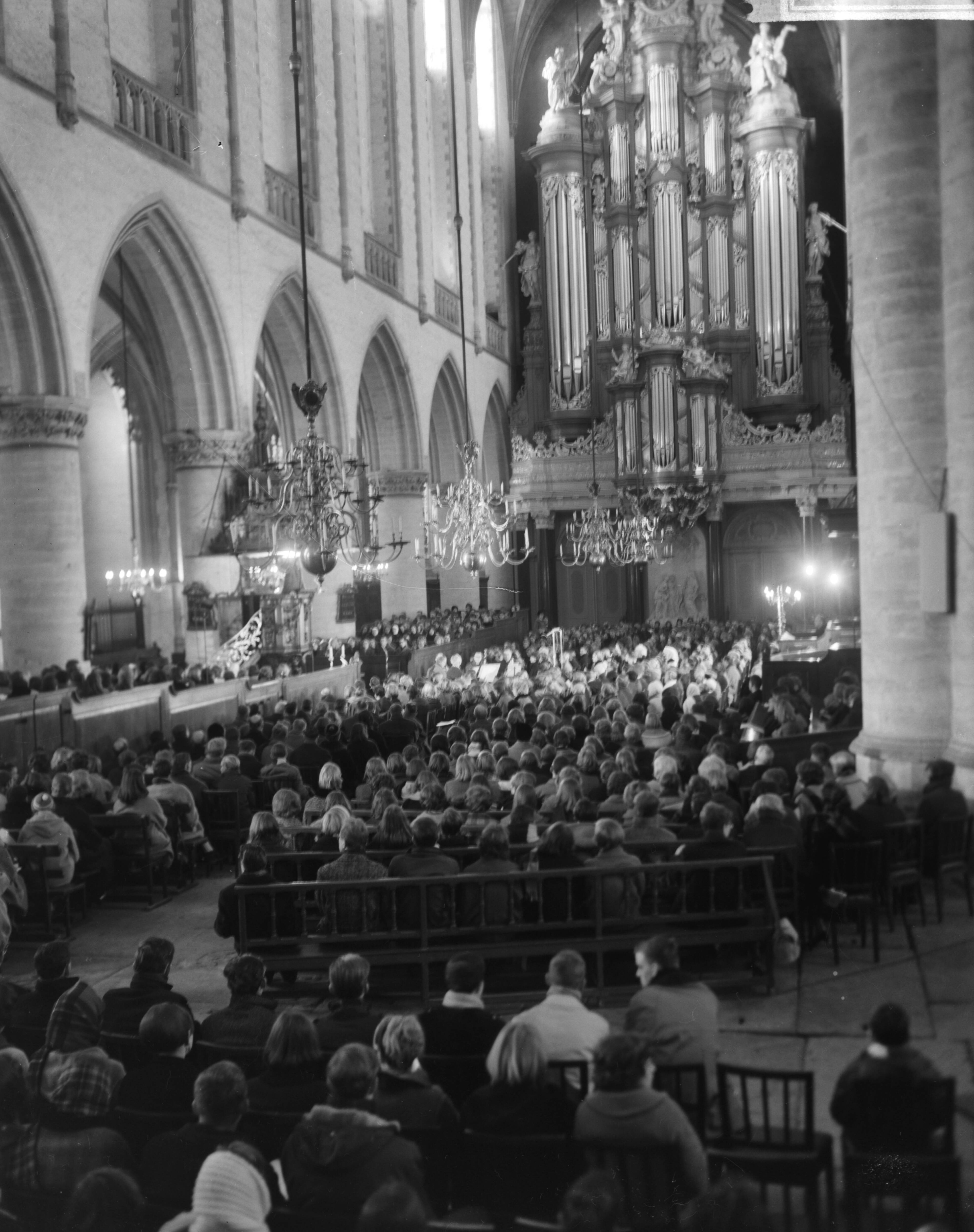 Fotocollectie Anefo — Hartewens Festival in de Sint Bavokerk te Haarlem geopend, overzicht van de opening — Foto: Bilsen, Joop van / Anefo. Licentie: Set B: Rechtenvrij / Publiek Domein. Bron: Nationaal Archief. http://hdl.handle.net/10648/aa8ac9d0-d0b4-102d-bcf8-003048976d84