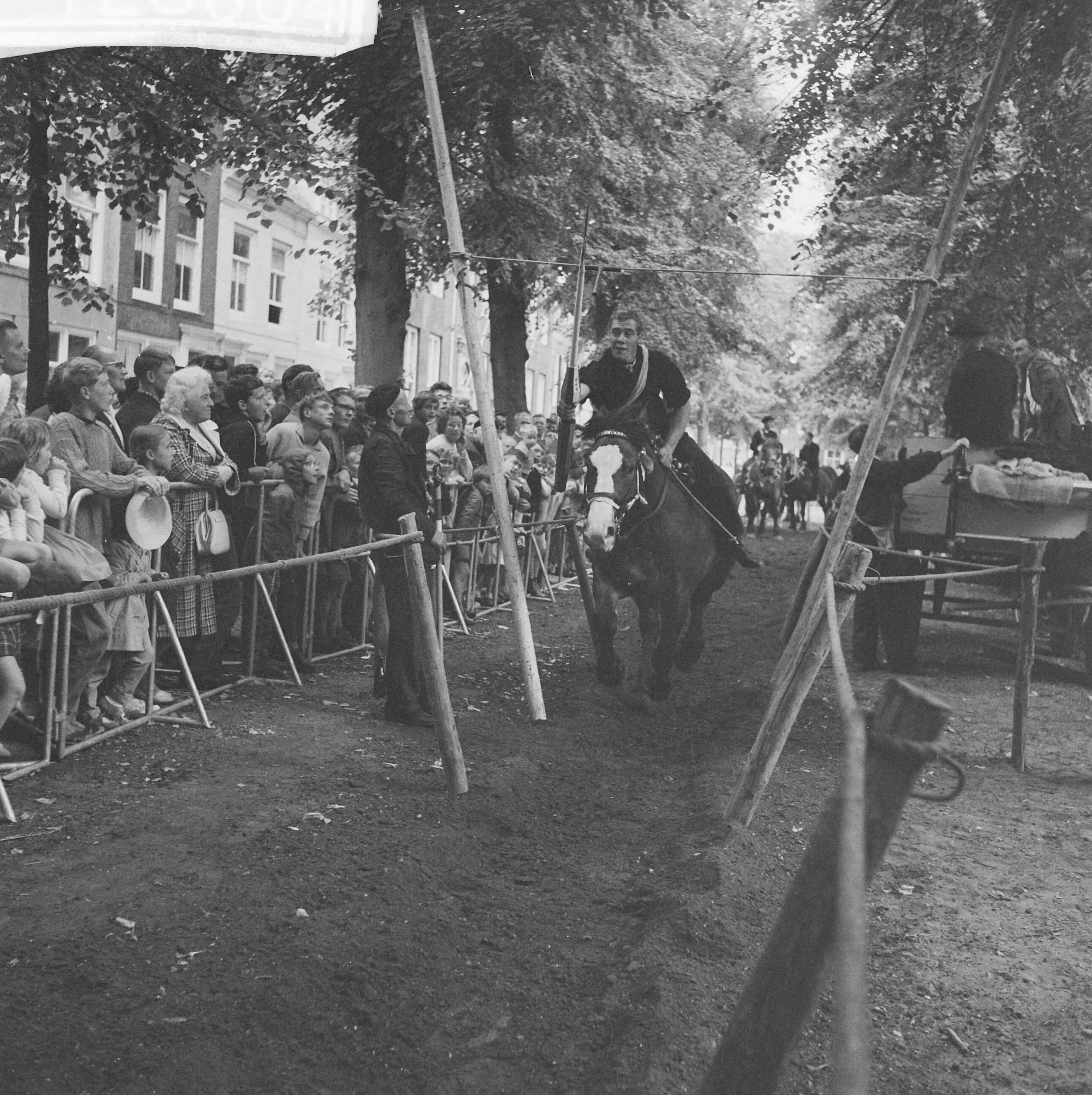 Fotocollectie Anefo — Ringrijden in Middelburg. Boer op paard kwam aanrijden — Foto: Koch, Eric / Anefo. Licentie: Set B: Rechtenvrij / Publiek Domein. Bron: Nationaal Archief. http://hdl.handle.net/10648/a9e06be8-d0b4-102d-bcf8-003048976d84