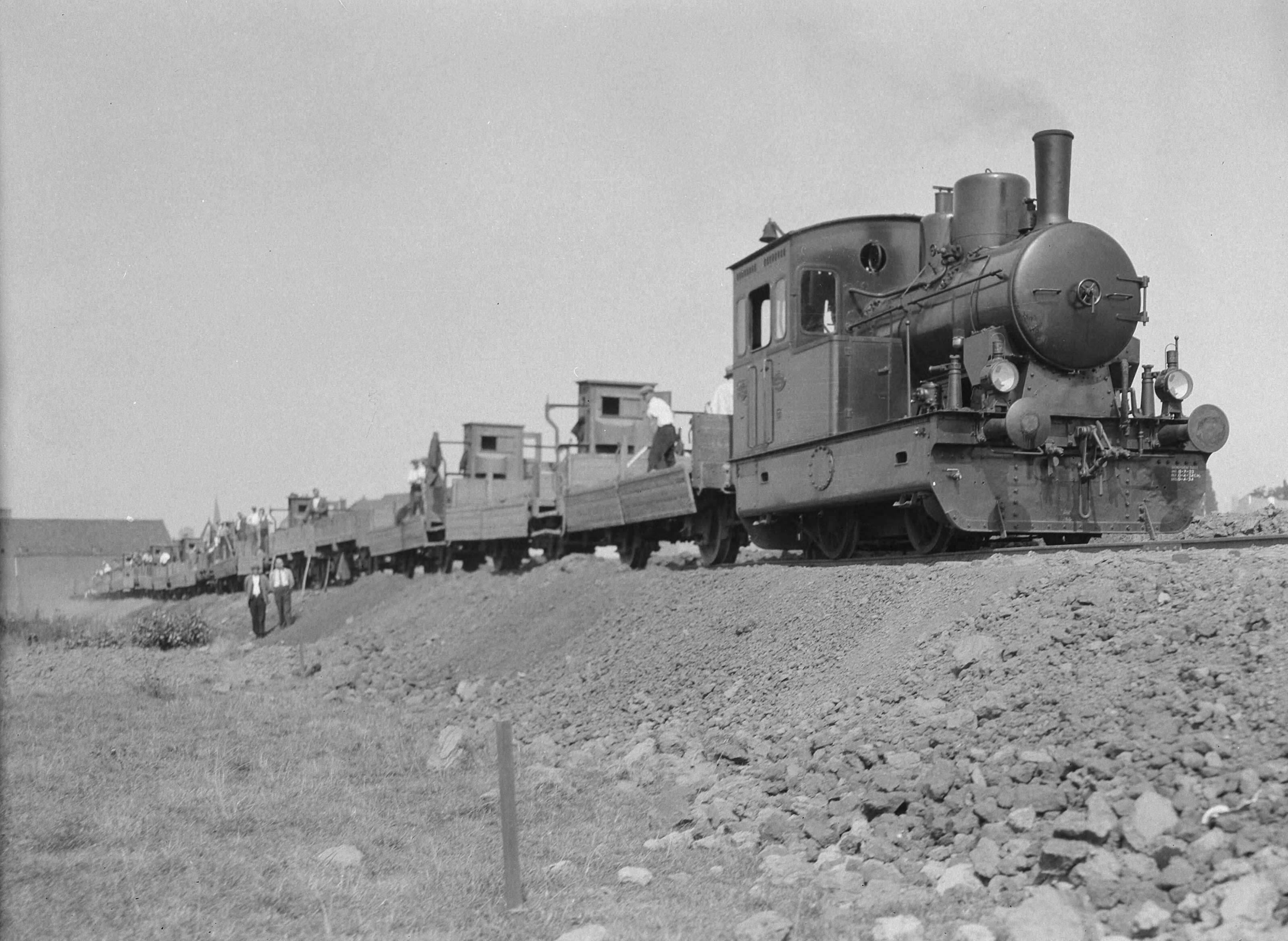 Fotocollectie Nederlandse Heidemaatschappij — Ophogen met zand bouwterreinen Maastricht — Foto: Fotograaf Onbekend / Heidemij. Licentie: Set B: Rechtenvrij / Publiek Domein. Bron: Nationaal Archief. http://hdl.handle.net/10648/ae7827d6-d0b4-102d-bcf8-003048976d84