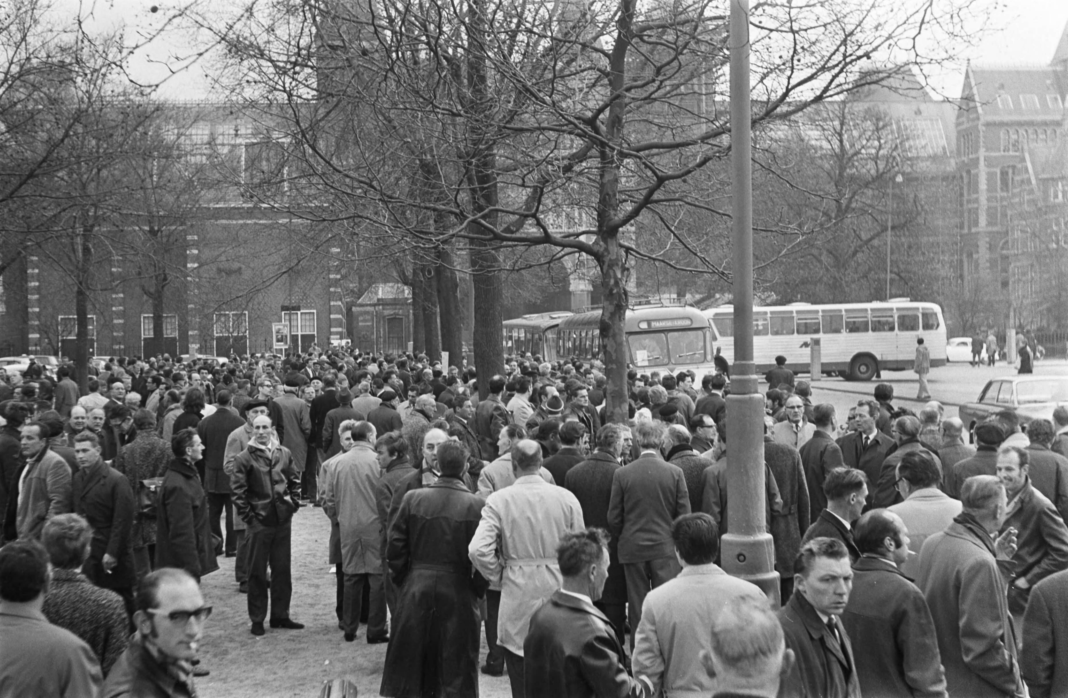 Fotocollectie Anefo — Amsterdamse bouwvakkers naar Den Haag om te demonstreren De bouwvakkers op Museumplein — Foto: Evers, Joost / Anefo. Licentie: Set B: Rechtenvrij / Publiek Domein. Bron: Nationaal Archief. http://hdl.handle.net/10648/ab3b7244-d0b4-102d-bcf8-003048976d84