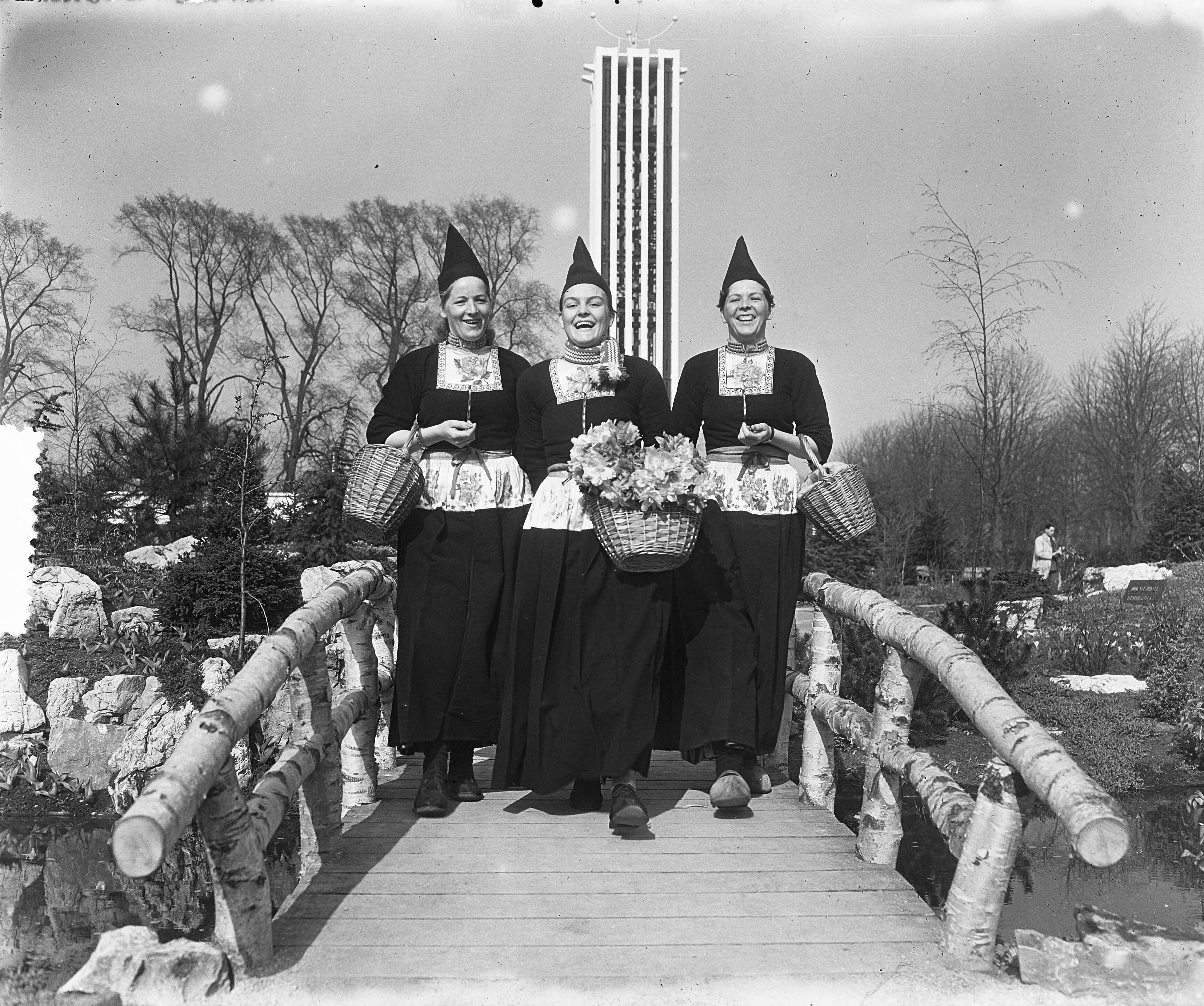 Bloemententoonstelling "Flora" te Heemstede. Volendamse meisjes — Foto: Pot, Harry / Anefo. — Licentie: Set B: Rechtenvrij / Publiek Domein. Bron: Nationaal Archief. http://hdl.handle.net/10648/a908c54e-d0b4-102d-bcf8-003048976d84