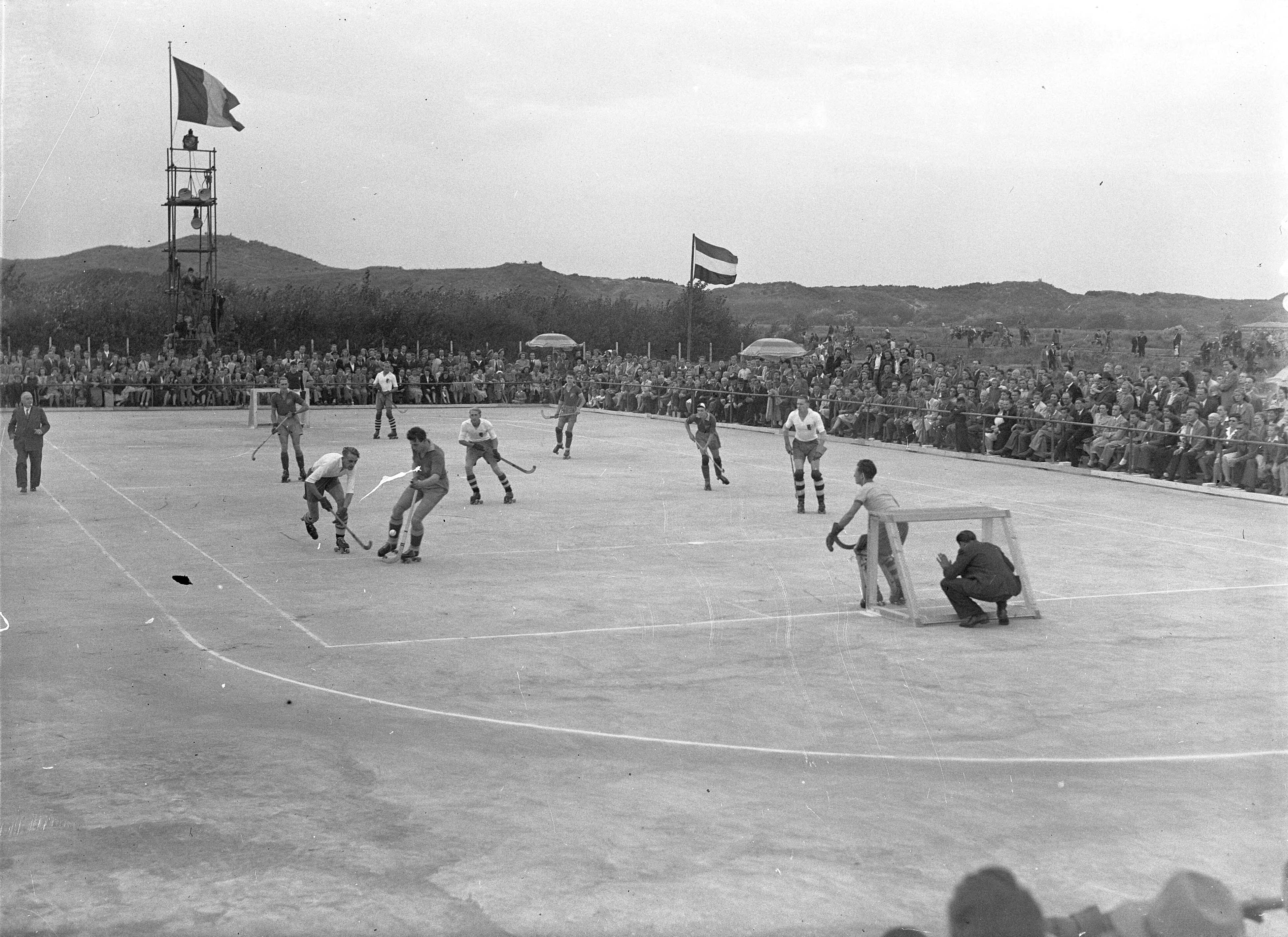 Fotocollectie Anefo — Opening rolschaatsbaan aan de Savornin Lohmanlaan te Den Haag [Rolhockey-wedstrijd tussen de Antwerpse teams Union en Modern] — Foto: Sagers, Harry / Anefo. Licentie: Set B: Rechtenvrij / Publiek Domein. Bron: Nationaal Archief. http://hdl.handle.net/10648/a8acaed0-d0b4-102d-bcf8-003048976d84