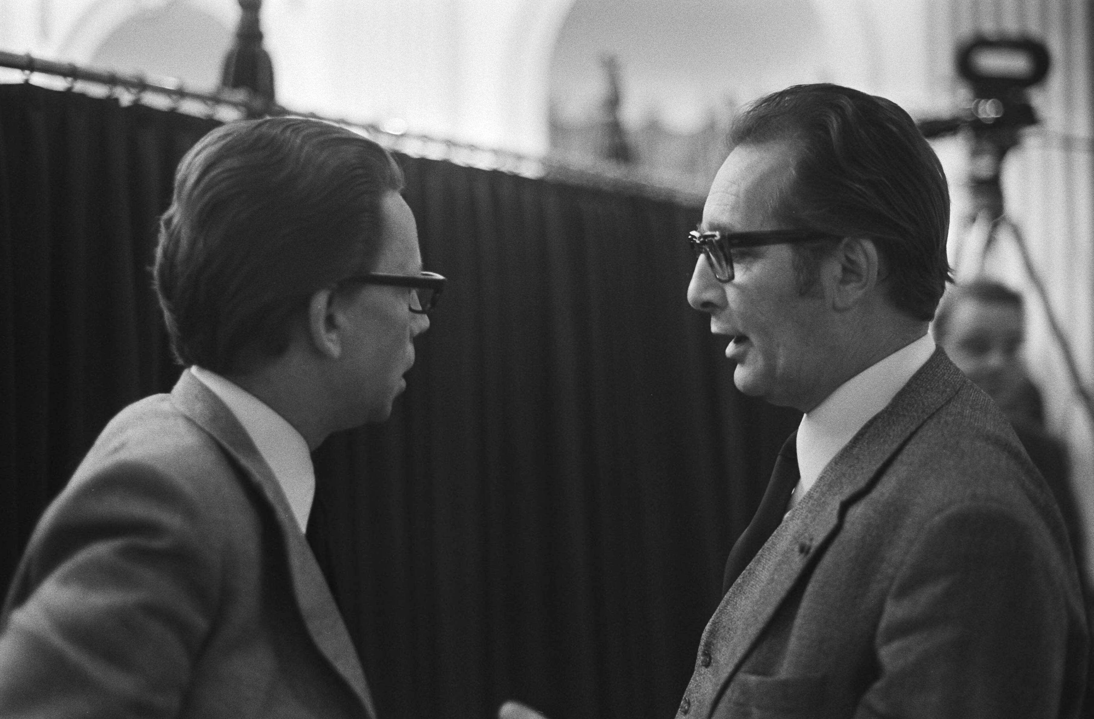 Fotocollectie Anefo — Tweede Kamer behandelt brieven van ministerie van Social Zaken, Economische Zaken en Volkshuisvesting m.b.t. Oost-Groningen — Foto: Mieremet, Rob / Anefo. Licentie: Set B: Rechtenvrij / Publiek Domein. Bron: Nationaal Archief. http://hdl.handle.net/10648/abb1997e-d0b4-102d-bcf8-003048976d84