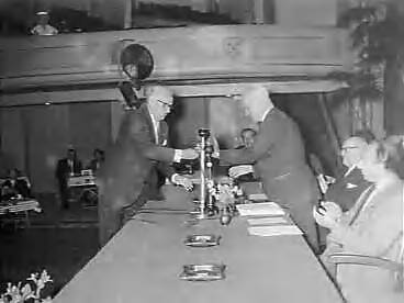 Fotocollectie Anefo — Uitreiking toneelprijzen, Cees Laseur ontvangt de zilveren medaille — Foto: Bilsen, Joop van / Anefo. Licentie: Set B: Rechtenvrij / Publiek Domein. Bron: Nationaal Archief. http://hdl.handle.net/10648/a96136ac-d0b4-102d-bcf8-003048976d84