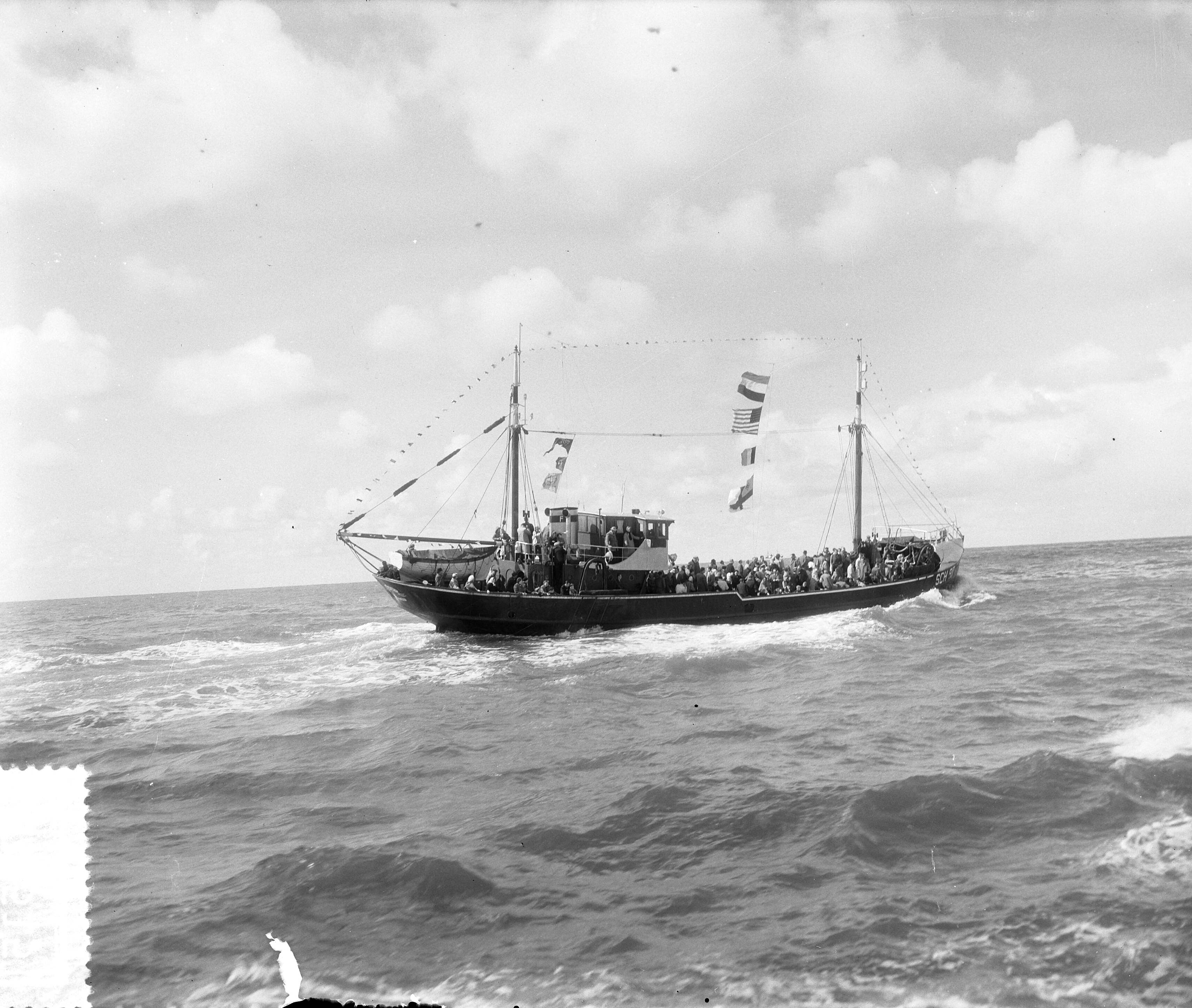 Fotocollectie Anefo — Vlaggetjesdag Scheveningen, vlootrevue en optocht — Foto: Rossem, Wim van / Anefo. Licentie: Set B: Rechtenvrij / Publiek Domein. Bron: Nationaal Archief. http://hdl.handle.net/10648/a935bb94-d0b4-102d-bcf8-003048976d84