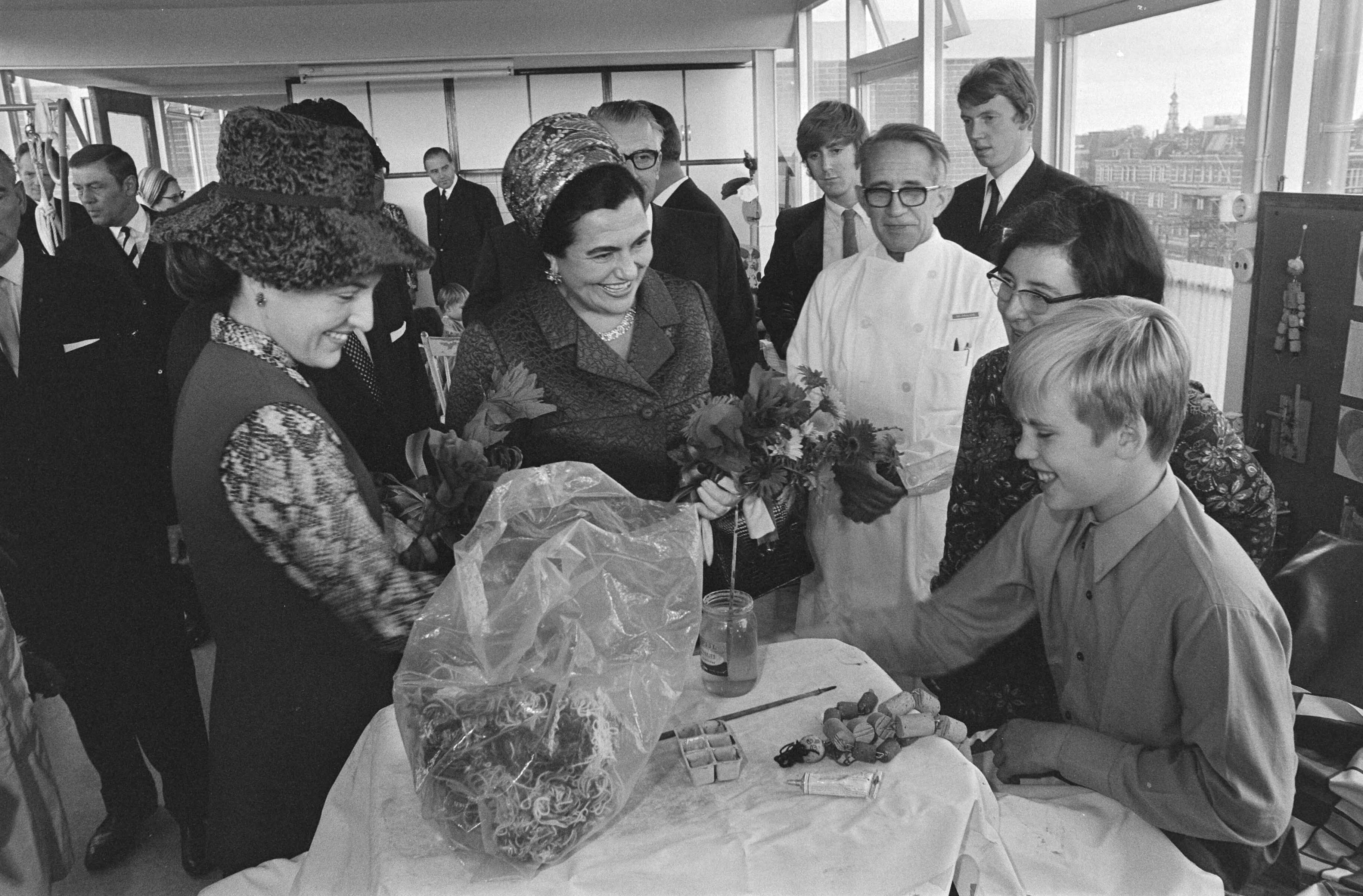 Fotocollectie Anefo — koningin Juliana krijgt herdenkinspenning t.g.v. 25 jarig bestaan Verenigde Naties op Congres, Den Haag — Foto: Koch, Eric / Anefo. Licentie: Set B: Rechtenvrij / Publiek Domein. Bron: Nationaal Archief. http://hdl.handle.net/10648/aba77f0c-d0b4-102d-bcf8-003048976d84