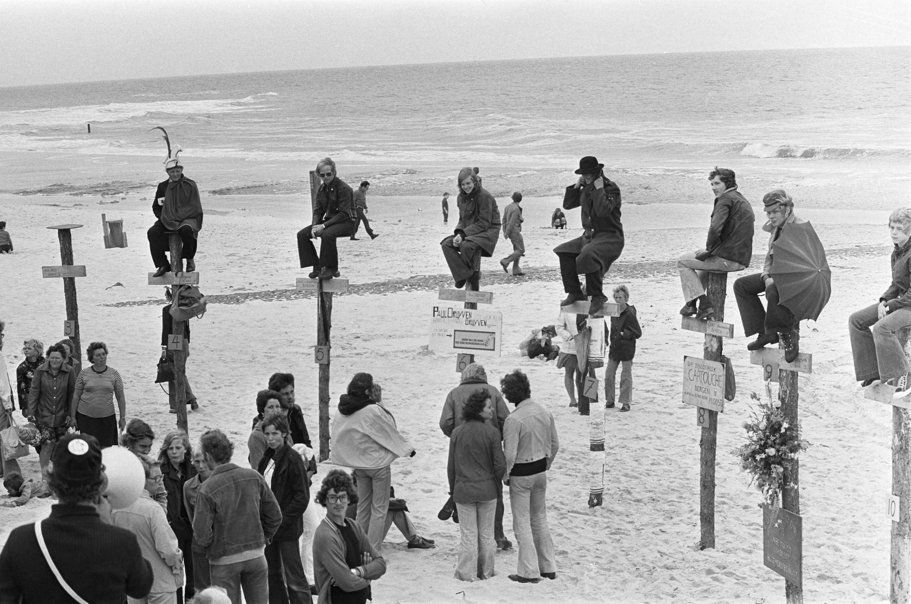 Wedstrijd paalzitten op het strand van Schoorl — Paalzitters op het strand — Foto: Verhoeff, Bert / Anefo. Licentie: Set B: Rechtenvrij / Publiek Domein. Bron: Nationaal Archief. http://hdl.handle.net/10648/ac6ce3c8-d0b4-102d-bcf8-003048976d84