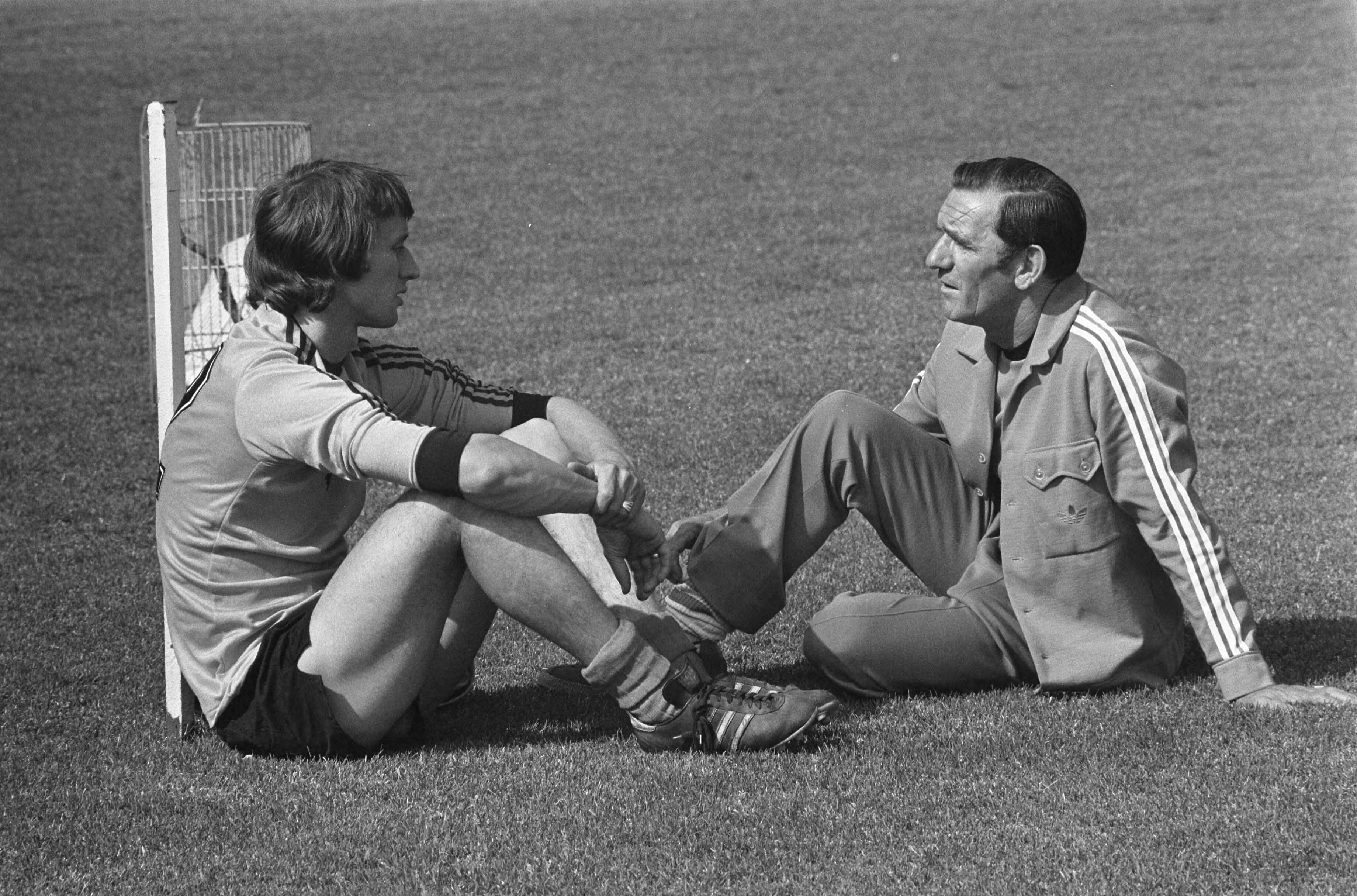 Fotocollectie Anefo — Training Nederlands elftal in Zeist, Knobel en Rensenbrink — Foto: Peters, Hans / Anefo. Licentie: Set B: Rechtenvrij / Publiek Domein. Bron: Nationaal Archief. http://hdl.handle.net/10648/ac83f2a2-d0b4-102d-bcf8-003048976d84