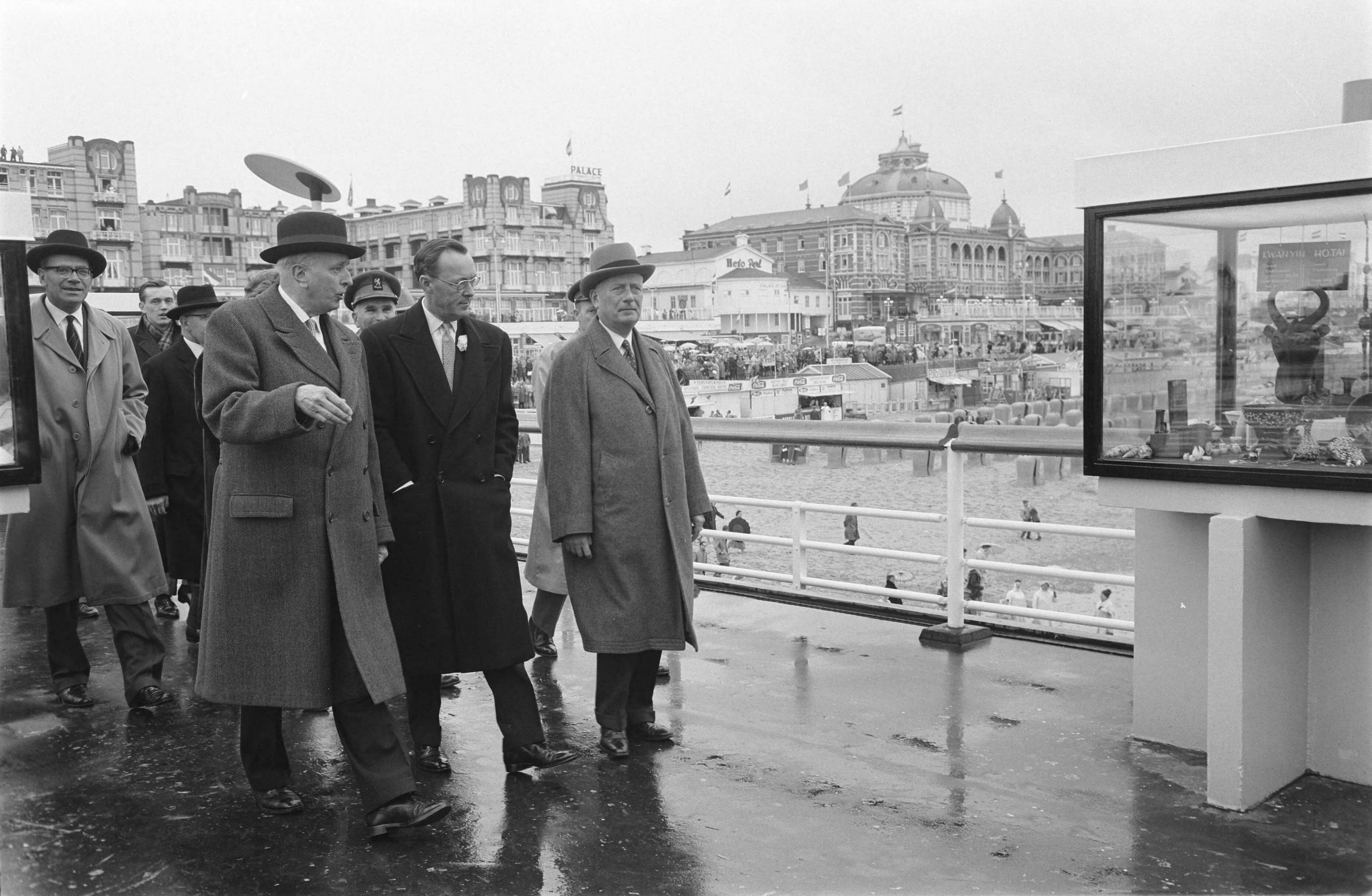Opening door prins Bernhard van de nieuwe Pier te Scheveningen — Opening door prins Bernhard van de nieuwe Pier te Scheveningen. Bezichtiging van de Pier door Prins Bernhard — Foto: Pot, Harry / Anefo. Licentie: Set B: Rechtenvrij / Publiek Domein. Bron: Nationaal Archief. http://hdl.handle.net/10648/a9d581ba-d0b4-102d-bcf8-003048976d84