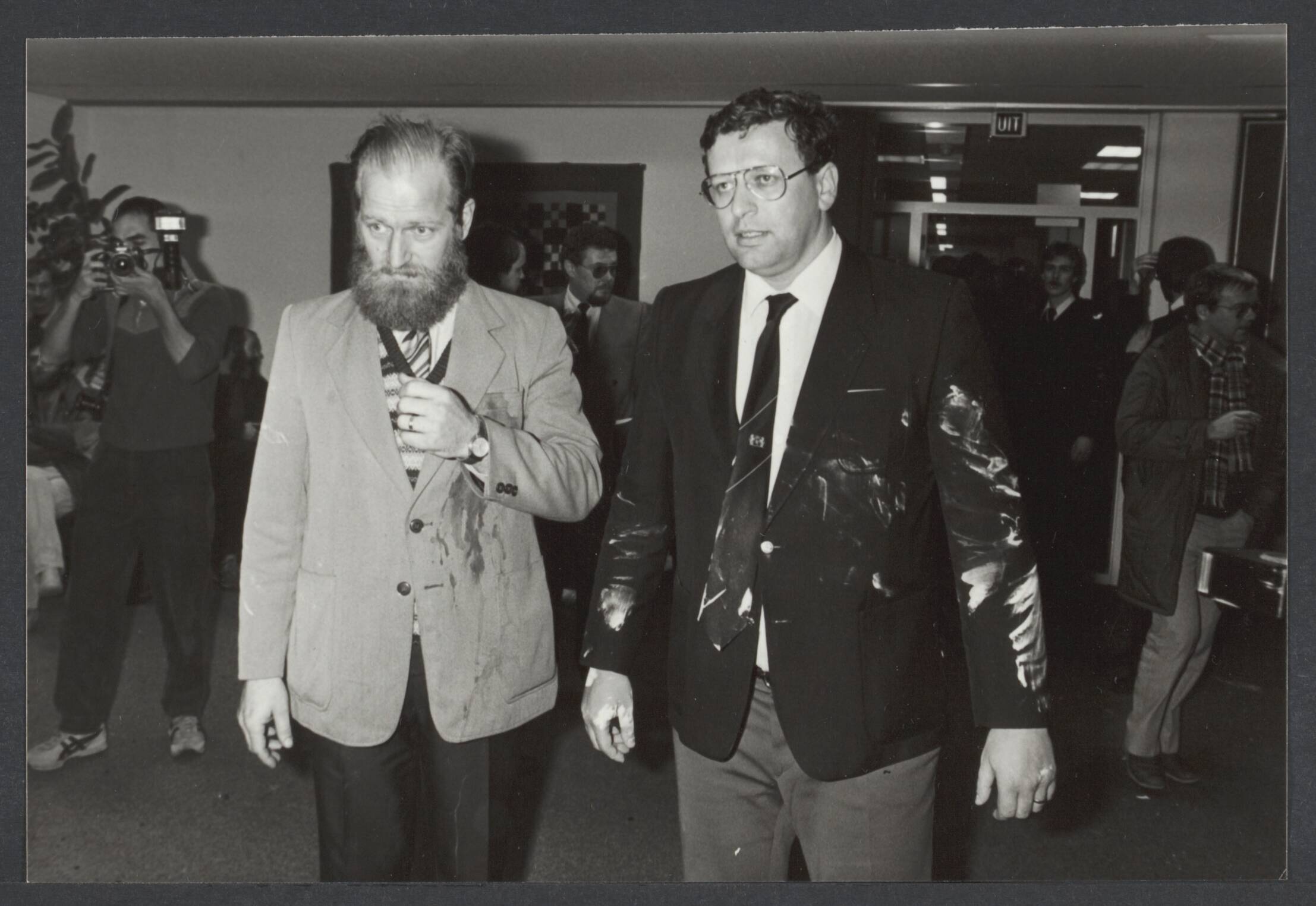C.P. (Centrum Partij). niet te verwarren met C.P.'86, ook Janmaat bij CP. — In Almere zijn de twee Centrumpartij raadsleden niet zonder problemen geïnstalleerd. De CP-raadsleden Fresco (l.) en fractieleider Vreeswijk (met de verf nog op zijn jas) betreden voor de tweede maal de raadszaal nadat deze door de demonstranten verlaten was — Foto: Croes, Rob C. / Anefo. Licentie: Set B: Rechtenvrij / Publiek Domein. Bron: Nationaal Archief. http://hdl.handle.net/10648/2e915bd7-25f1-301f-33b4-9d7815270399