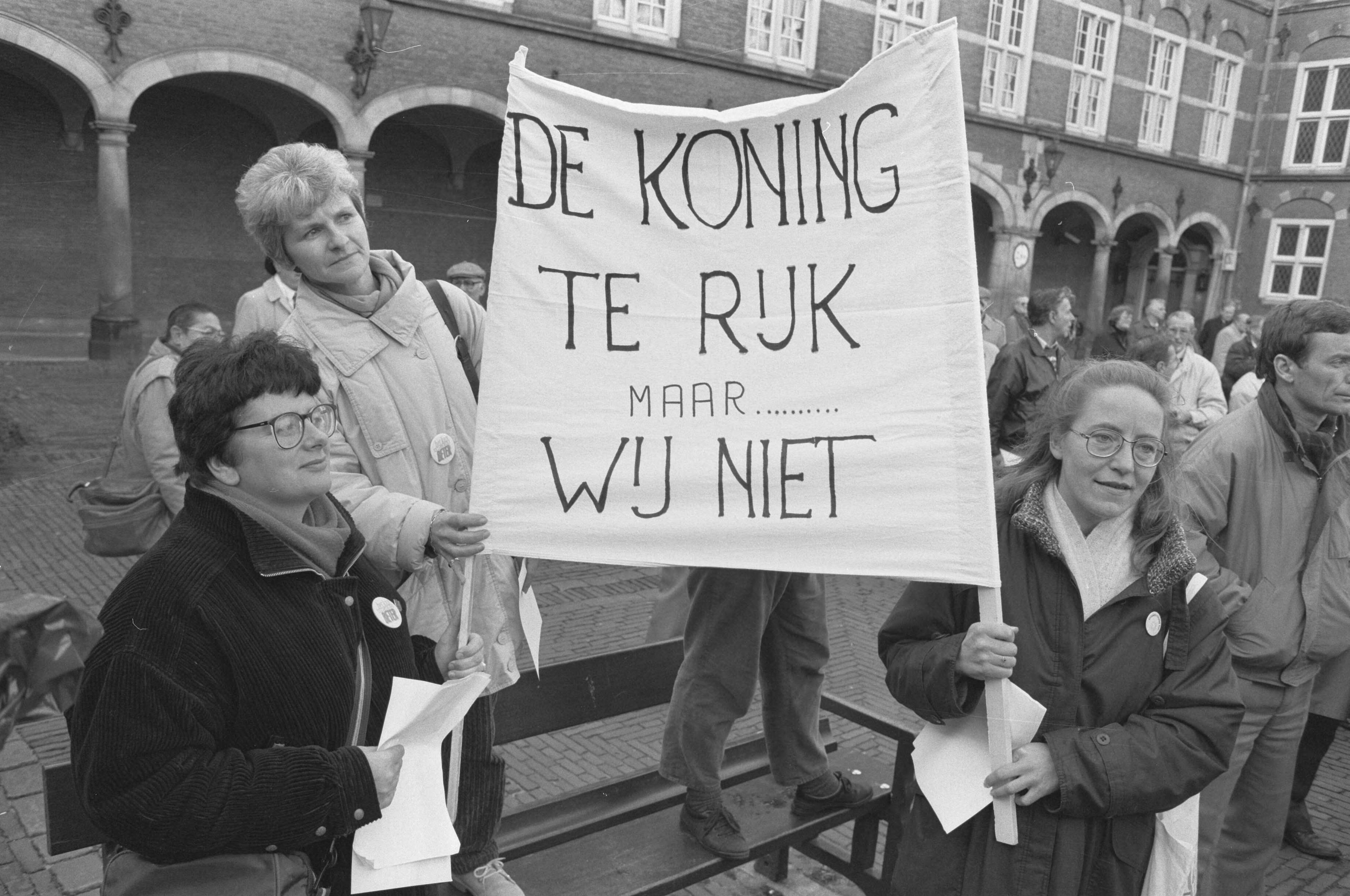 Fotocollectie Anefo — Vrouwen van Vrouwenbond FNV voeren actie in Den Haag tegen "armoedebeleid" regering — Foto: Bogaerts, Rob / Anefo. Licentie: Set B: Rechtenvrij / Publiek Domein. Bron: Nationaal Archief. http://hdl.handle.net/10648/ad6f2cae-d0b4-102d-bcf8-003048976d84