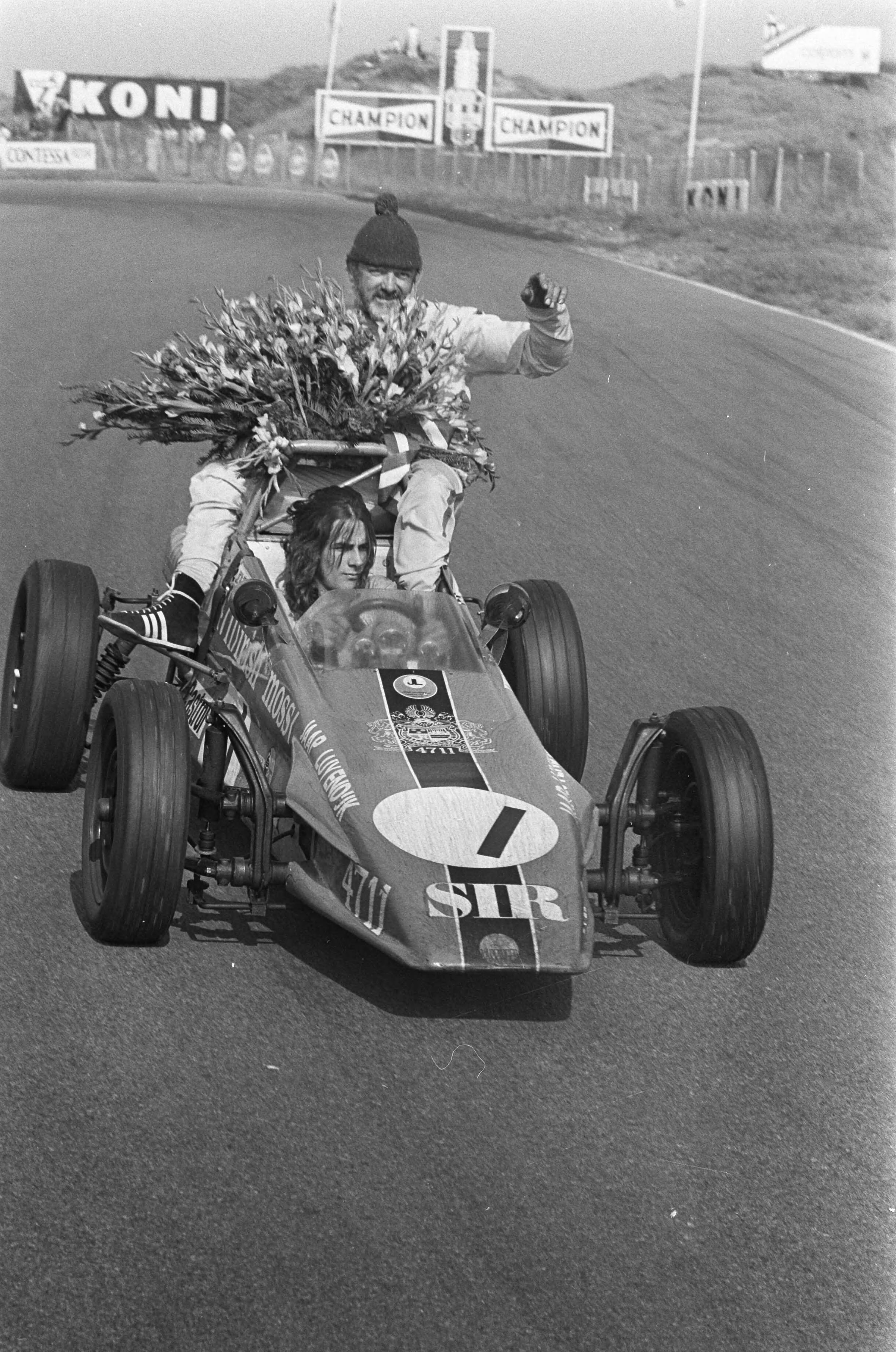 Fotocollectie Anefo — Internationale Formule Vee 1300-race op circuit van Zandvoort, huldiging Jaap Luyendijk als Europees Kampioen — Foto: Evers, Joost / Anefo. Licentie: Set B: Rechtenvrij / Publiek Domein. Bron: Nationaal Archief. http://hdl.handle.net/10648/abf1b536-d0b4-102d-bcf8-003048976d84