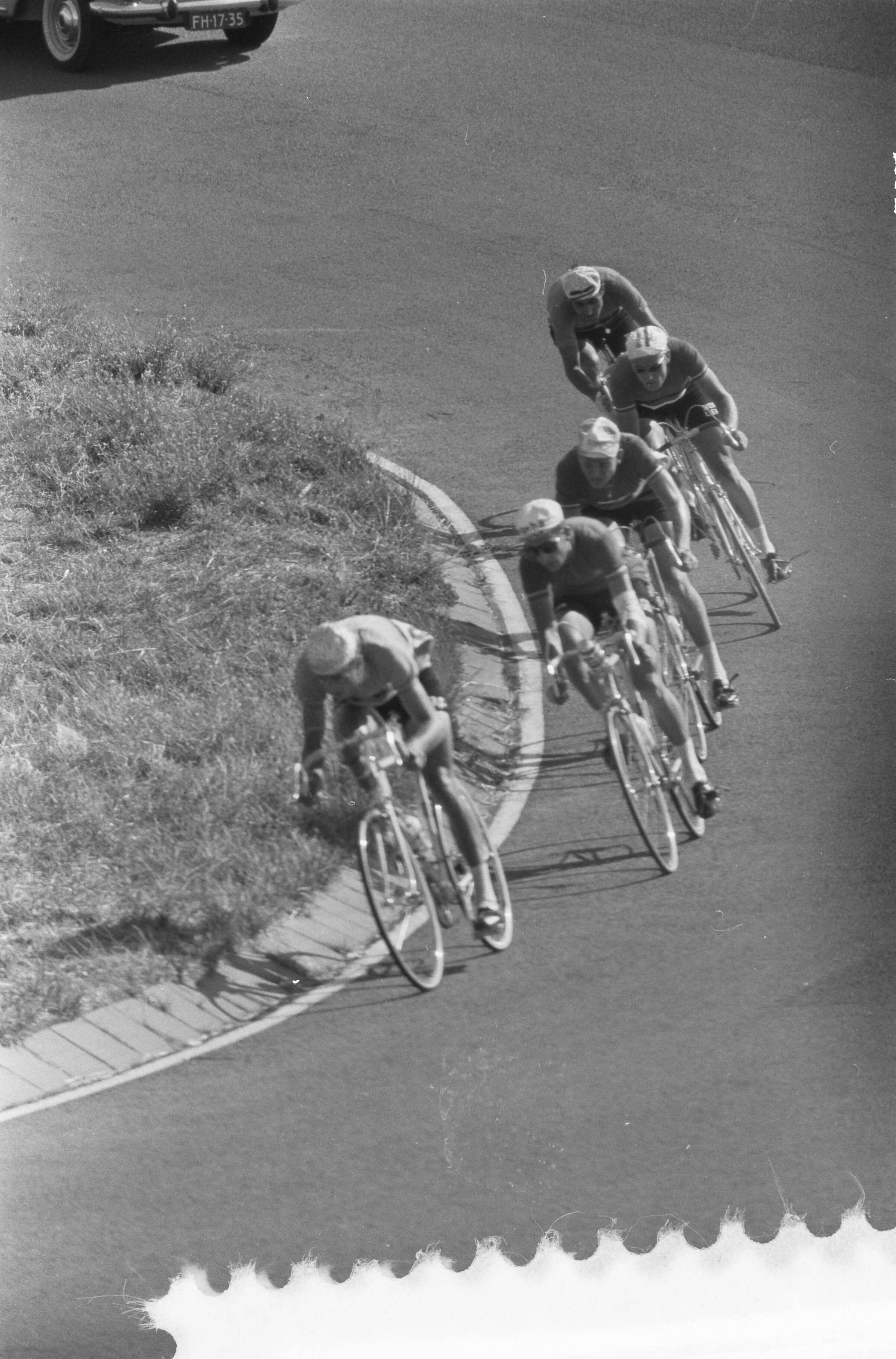 Fotocollectie Anefo — Wereldkampioenschappen wielrennen voor profs op de weg in Zandvoort. De kopgroep op het circuit — Foto: Rossem, Wim van / Anefo. Licentie: Set B: Rechtenvrij / Publiek Domein. Bron: Nationaal Archief. http://hdl.handle.net/10648/a99b4c52-d0b4-102d-bcf8-003048976d84