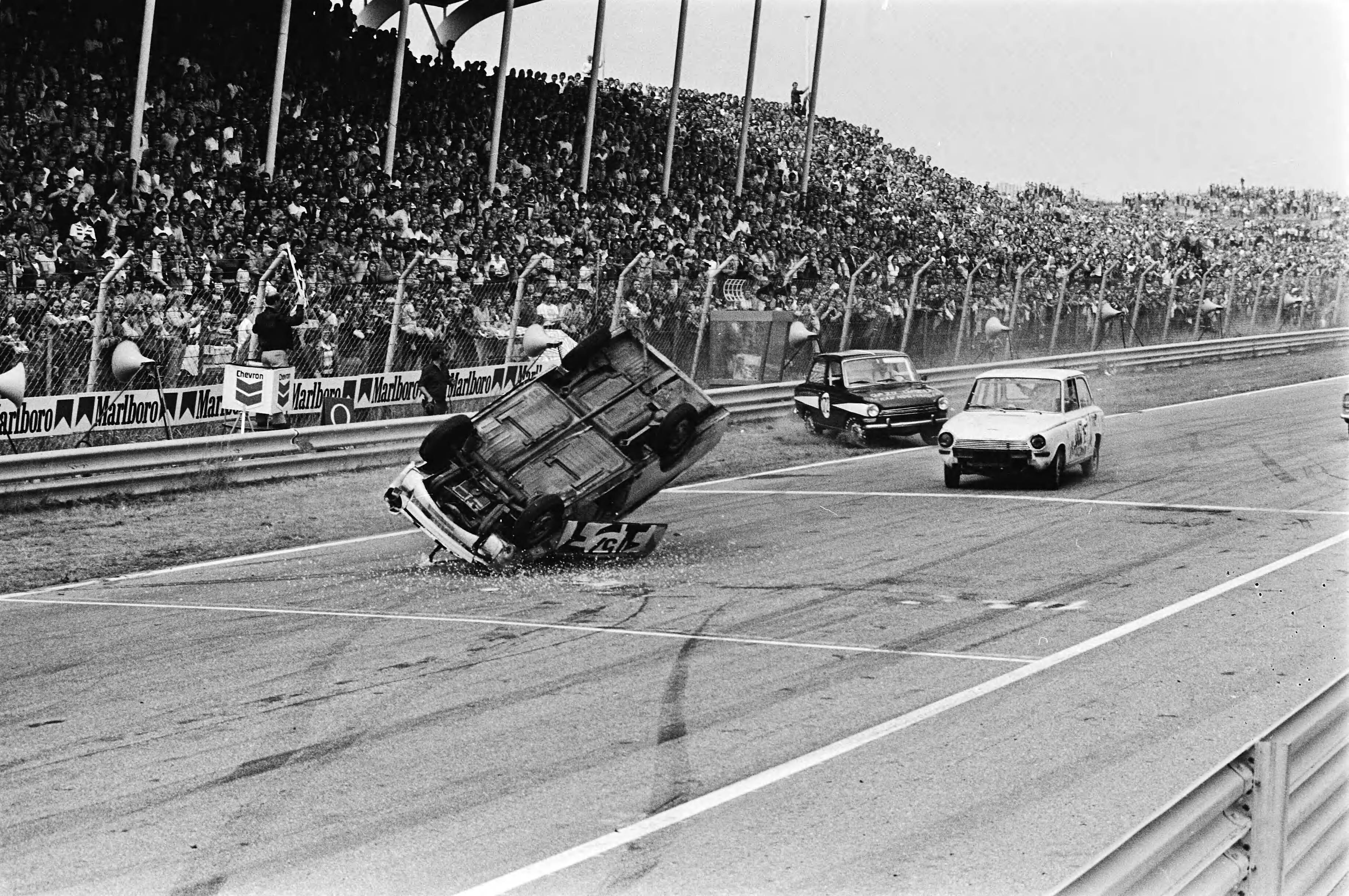 "Ter land, ter zee en in de lucht", opnamen voor het TROS TV programma wedstrijd achteruitrijden op het circuit van Zandvoort — Spektakel tijdens de DAF races — Foto: Suyk, Koen / Anefo. Licentie: Set B: Rechtenvrij / Publiek Domein. Bron: Nationaal Archief. http://hdl.handle.net/10648/acce216a-d0b4-102d-bcf8-003048976d84