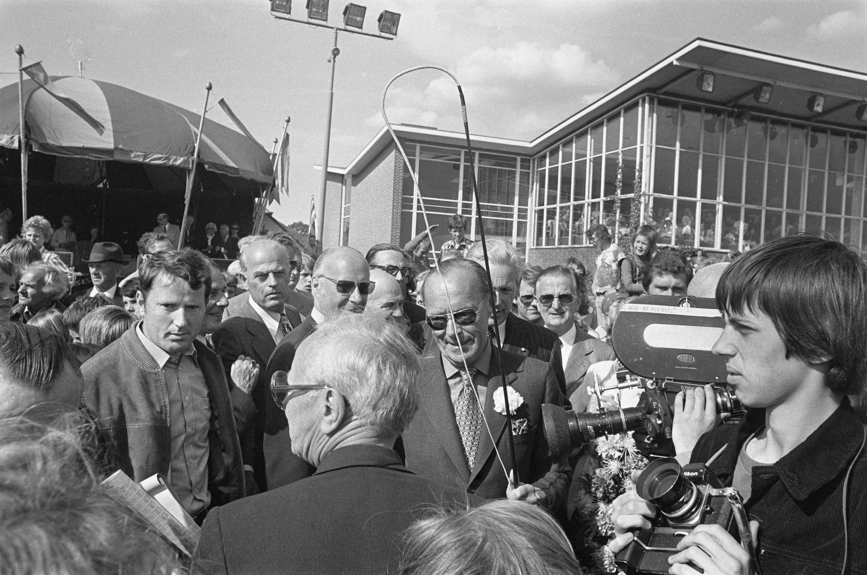Fotocollectie Anefo — Gouden Zweep op renbaan Hilversum, uitreiking Gouden Zweep — Foto: Verhoeff, Bert / Anefo. Licentie: Set B: Rechtenvrij / Publiek Domein. Bron: Nationaal Archief. http://hdl.handle.net/10648/ac83b01c-d0b4-102d-bcf8-003048976d84