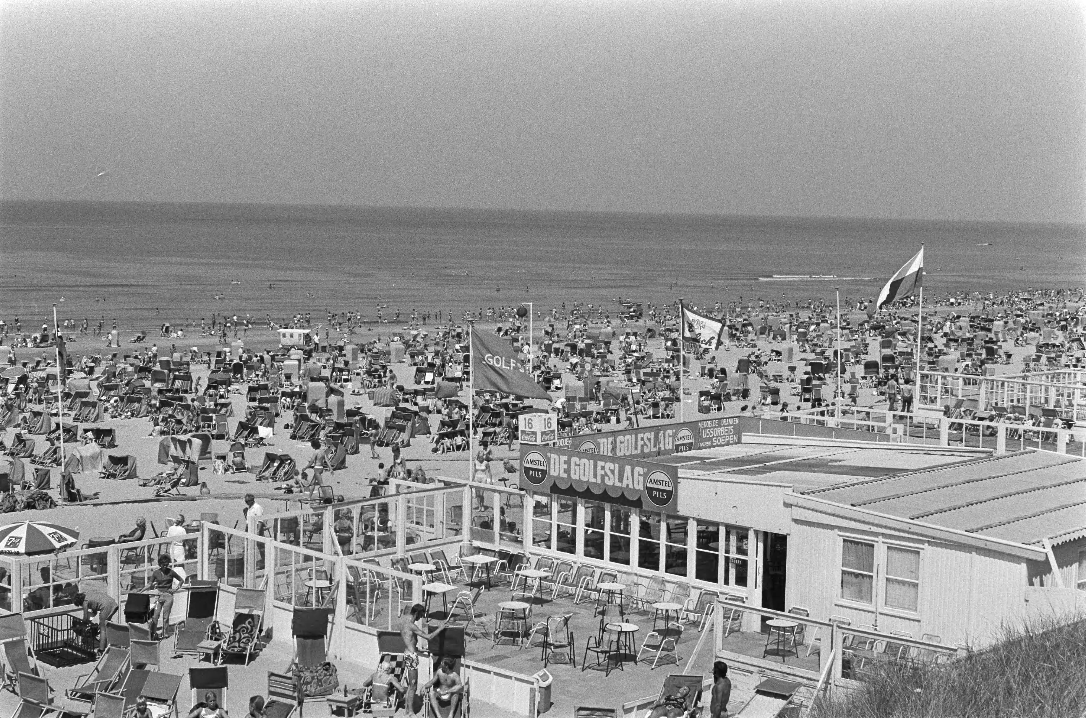 Fotocollectie Anefo — Drukte op strand, Zandvoort — Foto: Peters, Hans / Anefo. Licentie: Set B: Rechtenvrij / Publiek Domein. Bron: Nationaal Archief. http://hdl.handle.net/10648/abc5d934-d0b4-102d-bcf8-003048976d84