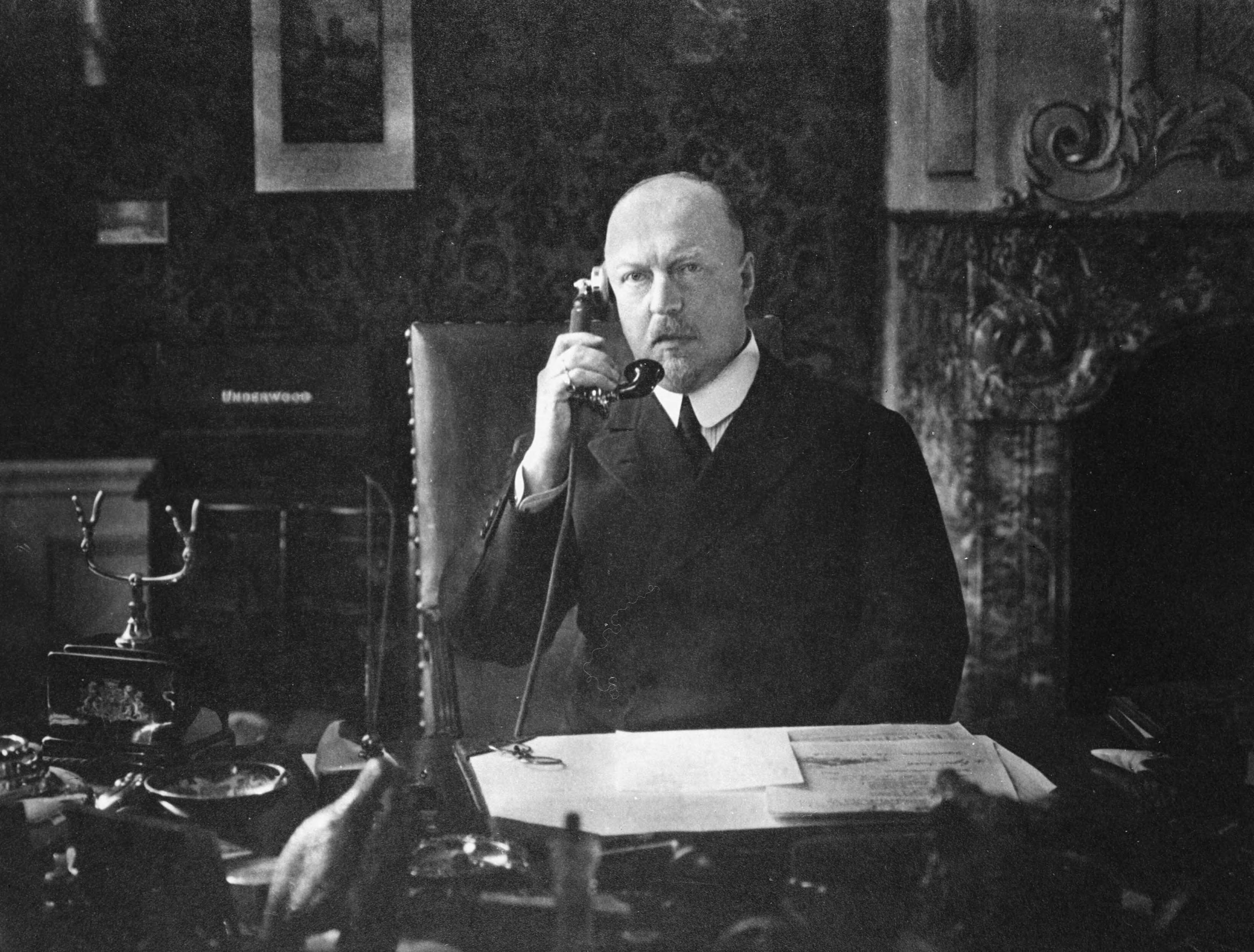 Fotocollectie RVD / Koninklijk Huis — Prins Hendrik (1876-1934) in zijn werkkamer op het hoofdbureau van het Rode Kruis te Den Haag, Princessegracht 27, 1929 — Foto: Rousel (repro) / RVD. Licentie: Set B: Rechtenvrij / Publiek Domein. Bron: Nationaal Archief. http://hdl.handle.net/10648/afb29e2e-d0b4-102d-bcf8-003048976d84