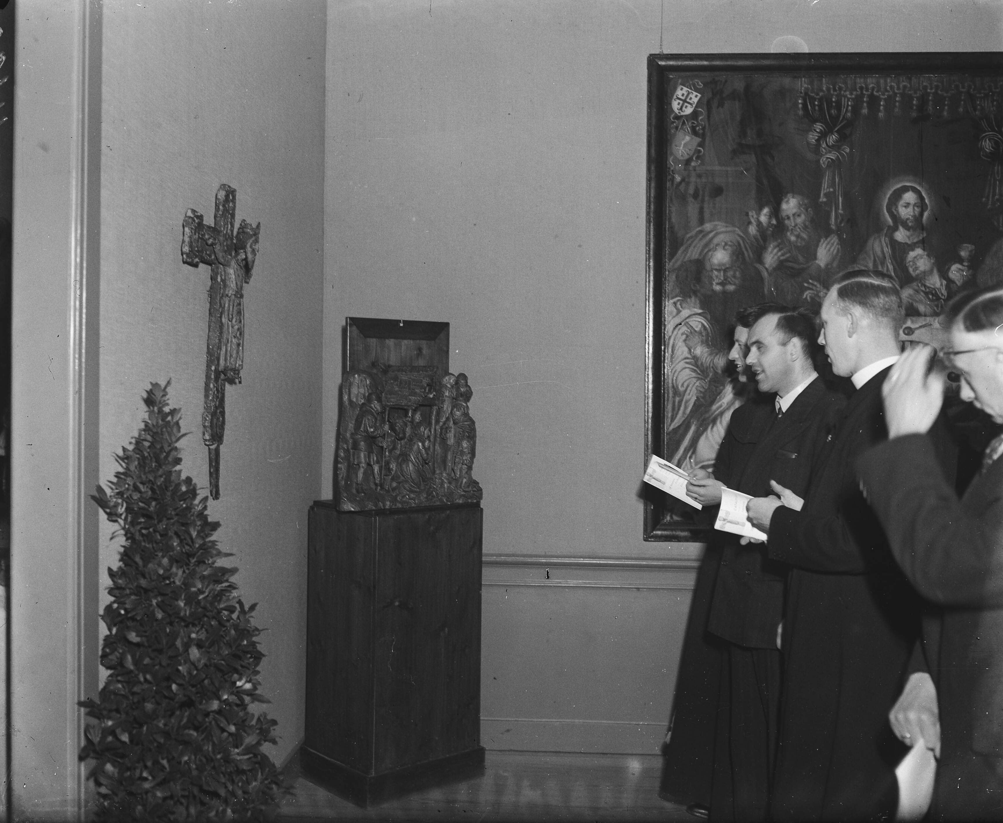 Fotocollectie Anefo — Tentoonstelling Kerkkunst te Leeuwarden — Foto: Wisman, Bram / Anefo. Licentie: Set B: Rechtenvrij / Publiek Domein. Bron: Nationaal Archief. http://hdl.handle.net/10648/a8ae9a9c-d0b4-102d-bcf8-003048976d84