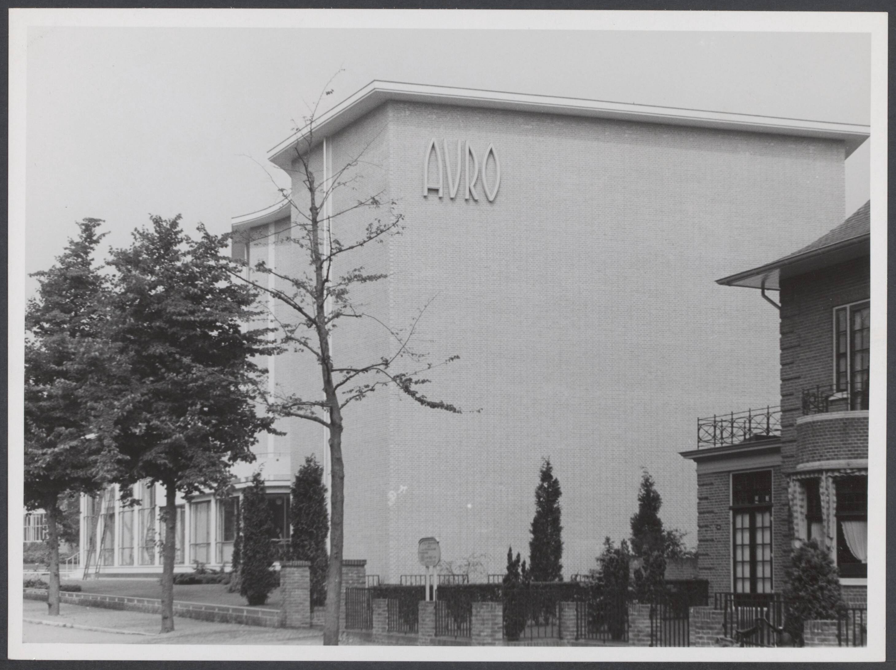 AVRO (Algemene Vereniging Radio Omroep). Studio-gebouwen, exterieur en interieur - Nederland — Te Hilversum zin de nieuwe [AVRO] studio's gereedgekomen die door W. Vogt zullen worden geopend — Foto: Stapf Bilderdienst. Licentie: Set B: Rechtenvrij / Publiek Domein. Bron: Nationaal Archief. http://hdl.handle.net/10648/ef30d805-a2bb-273c-e025-f459505ae7d8