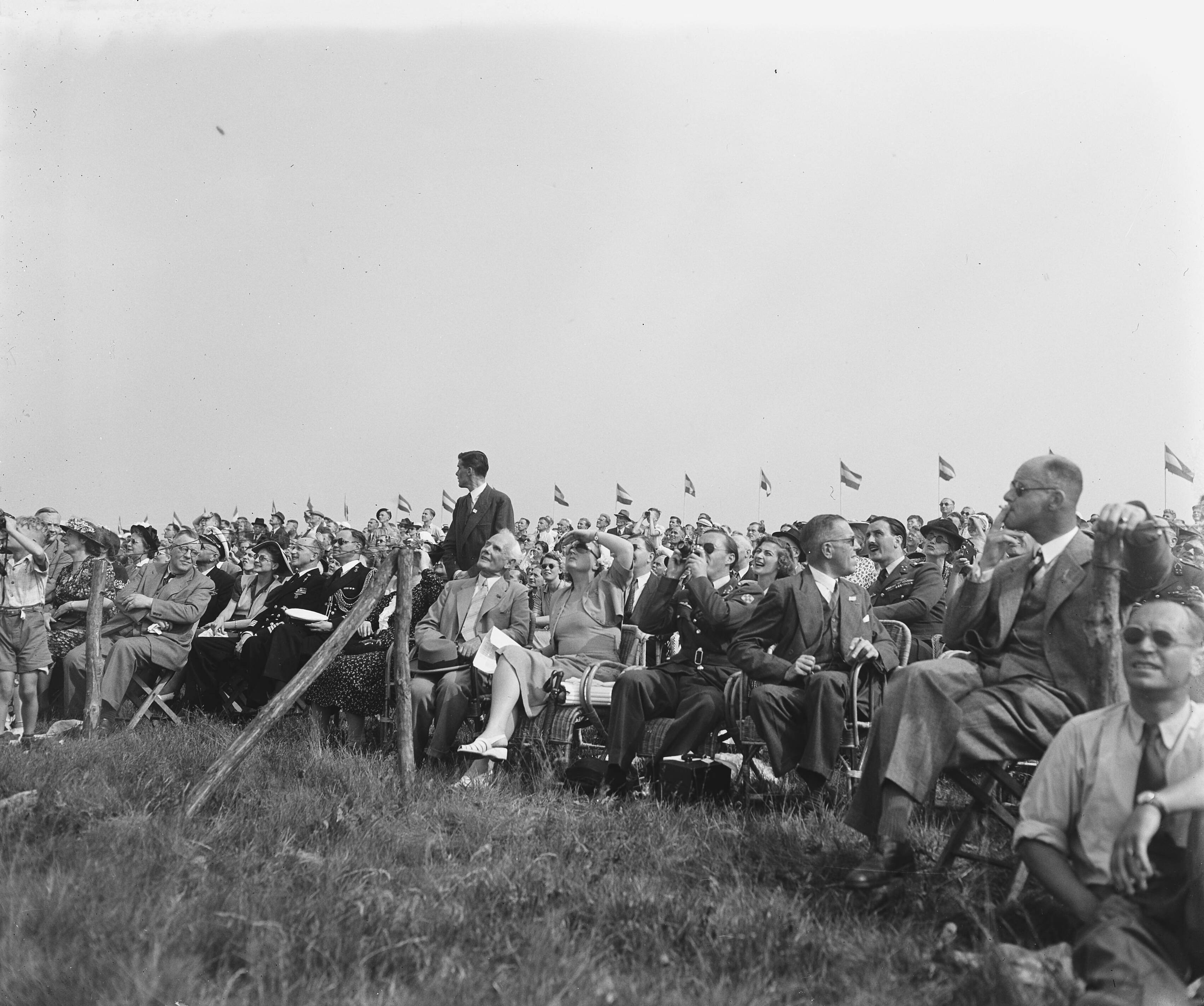 Fotocollectie Anefo — Vliegfeest Soesterberg. Prinselijke familie — Foto: Noske, J.D. / Anefo. Licentie: Set B: Rechtenvrij / Publiek Domein. Bron: Nationaal Archief. http://hdl.handle.net/10648/a8b80c12-d0b4-102d-bcf8-003048976d84