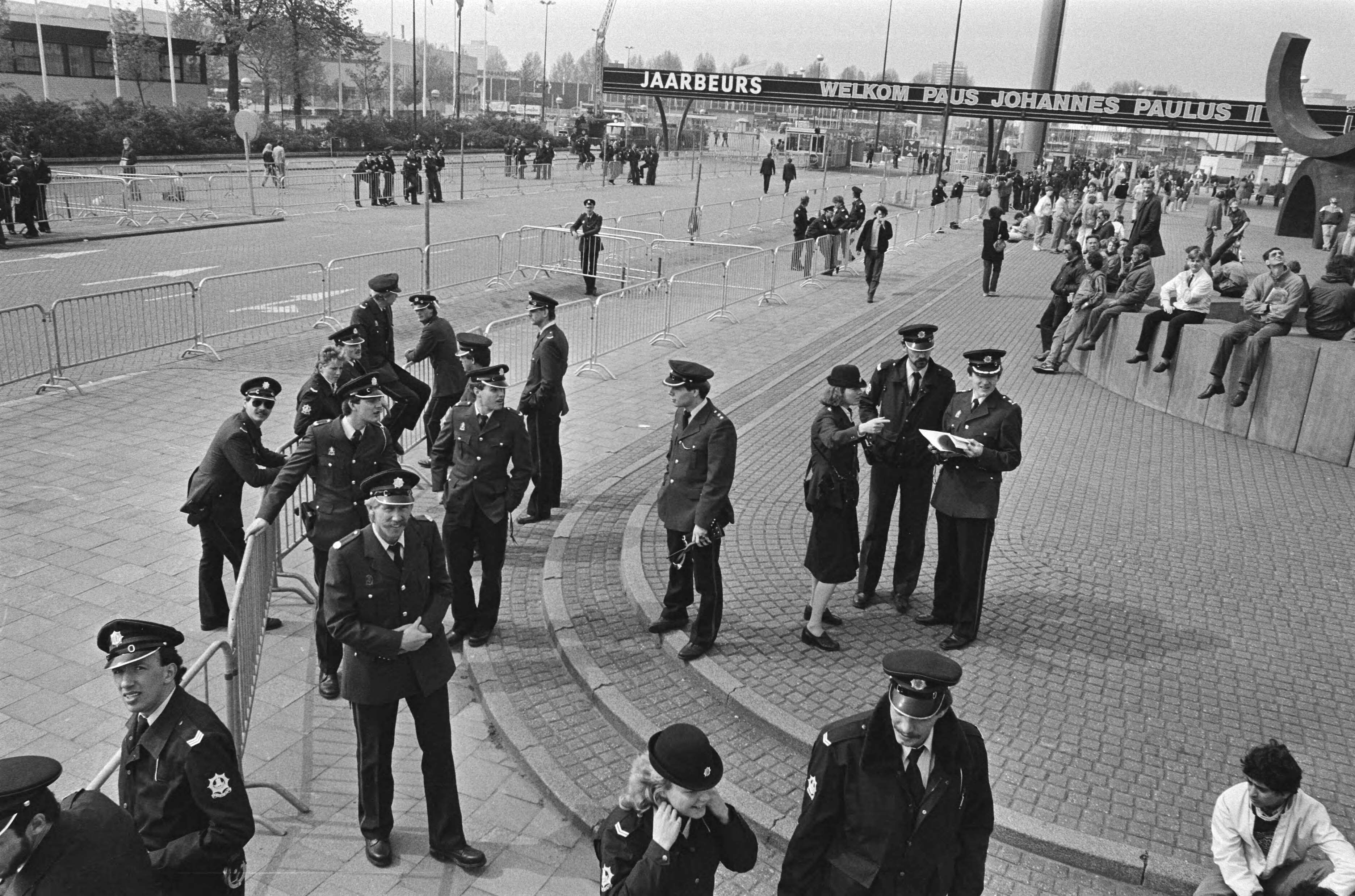Fotocollectie Anefo — Zeer strenge veligheidsmaatregelen rond rit Pausmobiel in Utrecht zoals zeer veel politie — Foto: Bogaerts, Rob / Anefo. Licentie: Set B: Rechtenvrij / Publiek Domein. Bron: Nationaal Archief. http://hdl.handle.net/10648/ad469e2e-d0b4-102d-bcf8-003048976d84