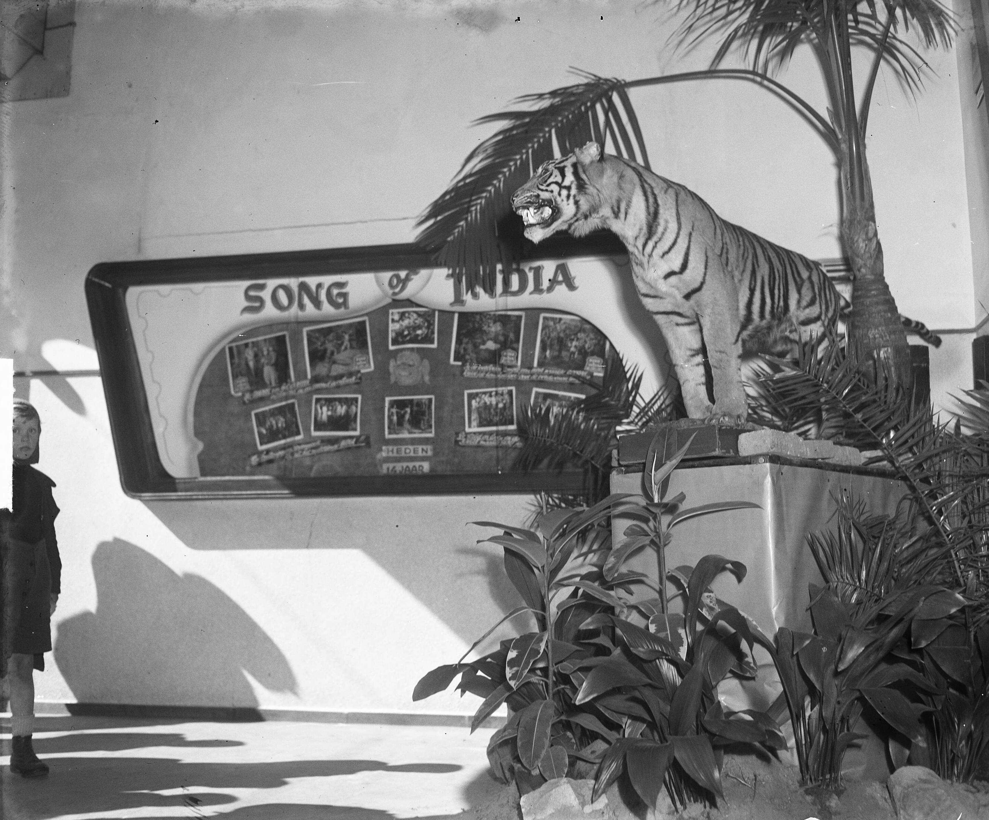 Fotocollectie Anefo — Reclame voor de film "Song of India" in hal bioscoop — Foto: Winterbergen, Rolf / Anefo. Licentie: Set B: Rechtenvrij / Publiek Domein. Bron: Nationaal Archief. http://hdl.handle.net/10648/a8d7013a-d0b4-102d-bcf8-003048976d84