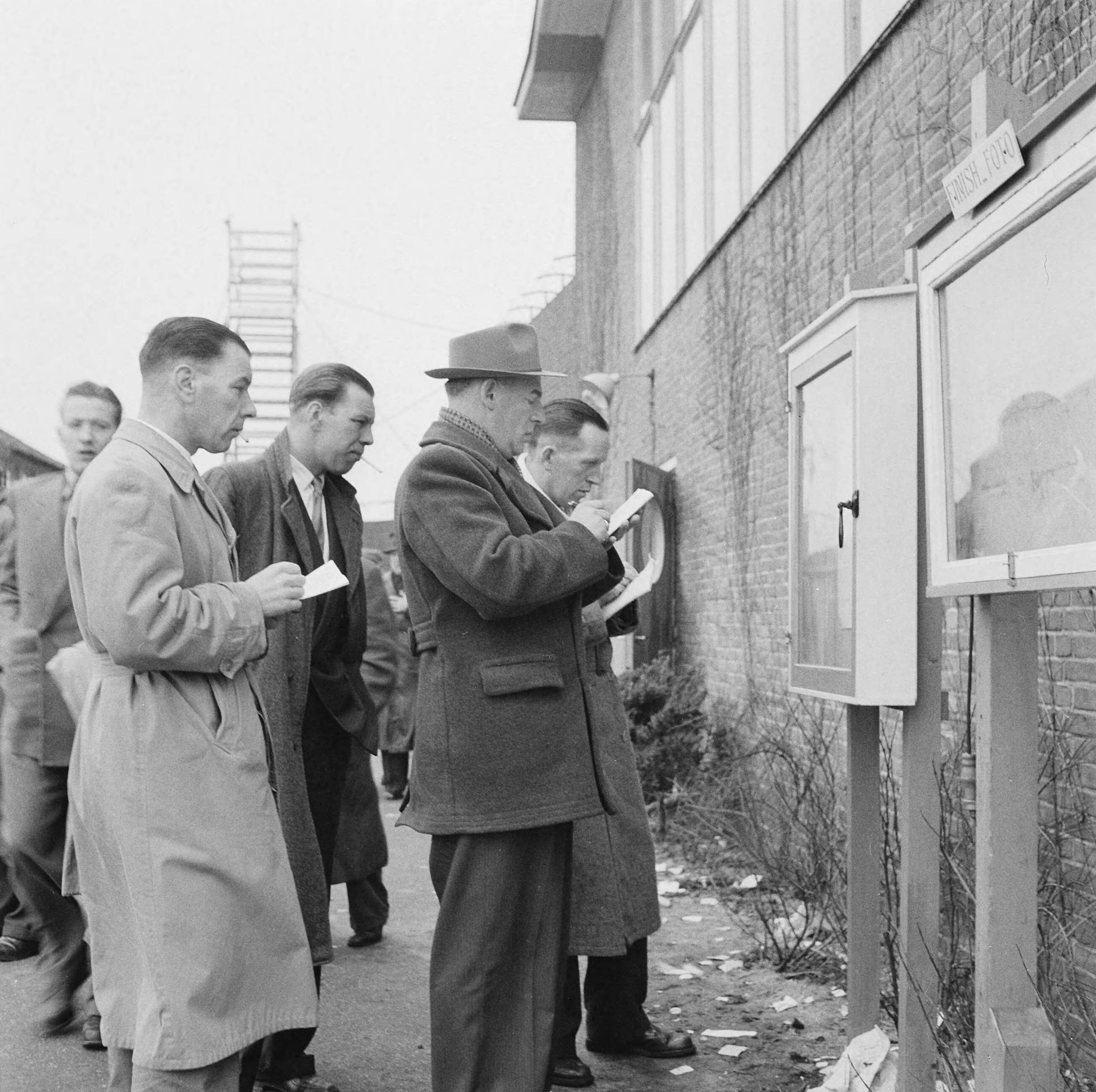 Fotocollectie Anefo — Draverijen Hilversum, Gentleman prijs, wedders bij totalisator — Foto: Behrens, Herbert F. / Anefo. Licentie: Set B: Rechtenvrij / Publiek Domein. Bron: Nationaal Archief. http://hdl.handle.net/10648/ad77221a-d0b4-102d-bcf8-003048976d84
